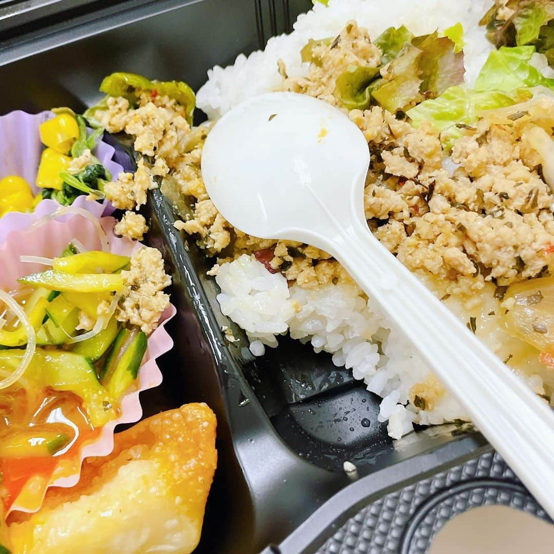 向清太朗のインスタグラム：「餃餃餃〜！ 食べてる途中のお弁当ですみません〜 昨日食べていたお弁当。 ガパオライスだったので期待せずに食べていたらなんと！ 端からサプライズ餃子！ わーお！餃子だ餃〜！ アジアテイストの弁当に餃子が入ってる時の喜び！ 嬉しくてついアップしちゃった餃〜！  #餃子 #揚げ餃子 #餃子 #ガパオライスに餃子 #珍しい組み合わせ #でも嬉しい #そんなこと思ってなかったけど #急に誕生日プレゼントもらったみたいな #そんなサプライズ #嬉しいすなあ #天津向 #川島ねごと #餃餃餃」