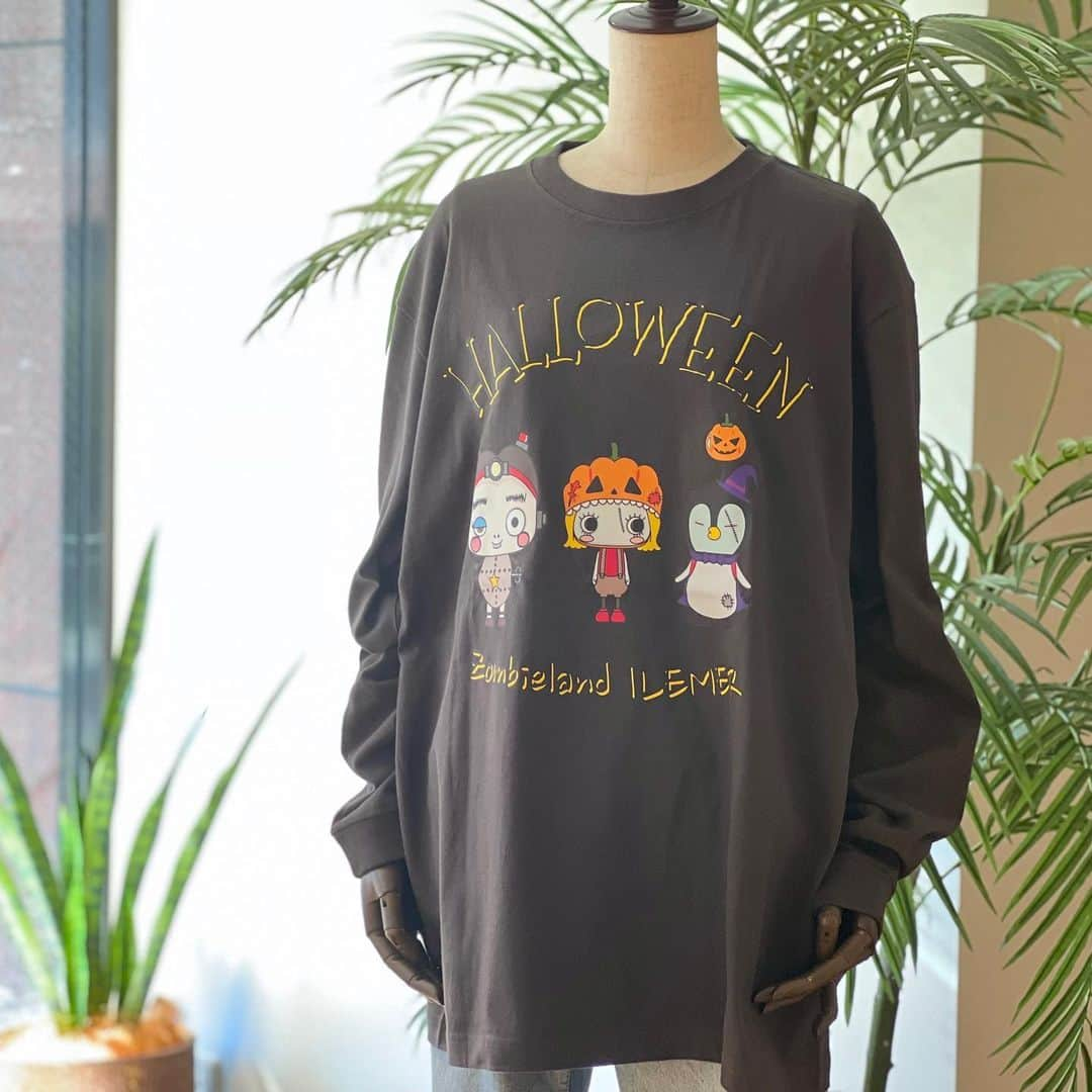 ILEMERのインスタグラム：「.  現在イルメールではハロウィンイベント【ゾンビランドイルメール】を開催中🎃👻  今しかゲットできない限定グッズも販売しておりますので、ぜひお見逃しなく❣️ ロンTは大好評によりネット"完売"🙇🙇 各店舗"残りわずか"となっております！！！！  🍄ipage1 ゾンビランド・イルメール限定ロングTシャツ size:M サイズ、 XL サイズ 税抜 4,500円/税込 4,950円 ※オンライン完売しております。  🍄ipage2 ・ゾンビランド・イルメール限定トートS 税抜1,600円/税込1,760円 ※店頭のみ販売 ・ブリッキーチャーム 税抜2,700円/税込2,970円 ※こちらは通常販売アイテムでございます。  🍄ipage3 【絵本】『イーマリーと豆ゾンビ』をチェック!! 税抜 500円/税込550円  ※限定アイテムは、 数に限りがございます為、無くなり次第 終了となります。 予めご了承くださいませ。  ▼イベント詳細▼ 【開催店舗】 ILEMER アタオランド店 (神戸)、ILEMER有楽町店 (東京)  【開催期間】 2023年10月28日(土)~10月31日 (火)  【内容】 来店者お1人様1回ご参加いただける簡単なゲームを開催中！ ゲームに参加すると何かいいことあるかも!?  ＊―――――――――――――――――＊ 【ILEMERお取扱い店舗】 ◻︎イルメールアタオランド店(兵庫･神戸) ◻︎イルメールギャラリー(兵庫・神戸） ◻︎イルメール有楽町店(東京)  【ILEMER期間限定ショップ🎪】 ◻︎アタオ横浜店(神奈川)  2023.11.7(火)まで ＊―――――――――――――――――＊ ↓↓プロフィール、他投稿はこちら🍓 @ilemer_official (プロフィールからオンラインストア、ハイライトからブログもご覧いただけます！)  ↓↓海外サイトはこちら✈️ @ilemer_world  ぜひあわせてご覧下さい♪ ＊―――――――――――――――――＊  #イルメール #ilemer #キャラクター   #イーマリー  #イーマリーちゃん  #ブリッキー #KP #ケーピー #ドール #ハッピードール #happydoll #ぬい撮り #可愛いもの好きな人と繋がりたい  #限定アイテム #お洒落ロンT #Tシャツ #秋服 #トートバッグ #ミニトート  #絵本 #ハロウィン絵本 #可愛い絵本 #ハロウィン #ATAOLANDプラス」