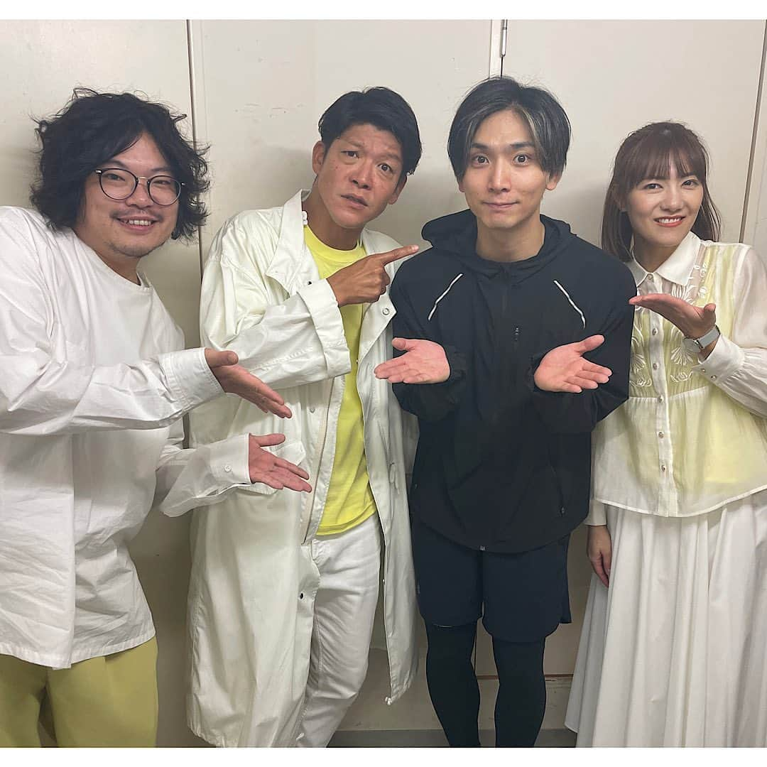 駿河太郎さんのインスタグラム写真 - (駿河太郎Instagram)「舞台「よじれたギャラリー」 無事に閉幕しました  ご来場くださった皆様 ありがとうございました  構想から約2年、何回も台本を書き換え、本読みをして みんなであーだこーだ言いつつ、たどり着いた今回の公演 すごく健全で意味のある創作活動でした  脚本、演出の西垣匡基くん 本当にお疲れ様  そしてそんな幸せな時間を過ごさしてくれたプロデューサーの　中野イレーヌ、枡井妙子さん、竹本美由紀さんには本当に感謝です 　 そしてランナーを担ってくれた #上田堪大　くん #校條拳太朗　くん #里中将道　くん #早乙女じょうじ　くん  1回だけにも関わらず、 それぞれの個性を一瞬で出して 作品全体を下支えしてくれて 本当に助かりました ありがとう！  そして何より #宮澤佐江 ちゃん 日々変化する貴方のお芝居を間近で感じれて嬉しかったし、幸せでした♪  挑戦のつもりで挑んだ2人芝居やったのに… 楽しい事しかなかった気がする… 良いのだろうか… なんかバチ当たるんかな…  兎に角 #よじれたギャラリー  有難うございました」10月30日 12時14分 - tarosleepydog