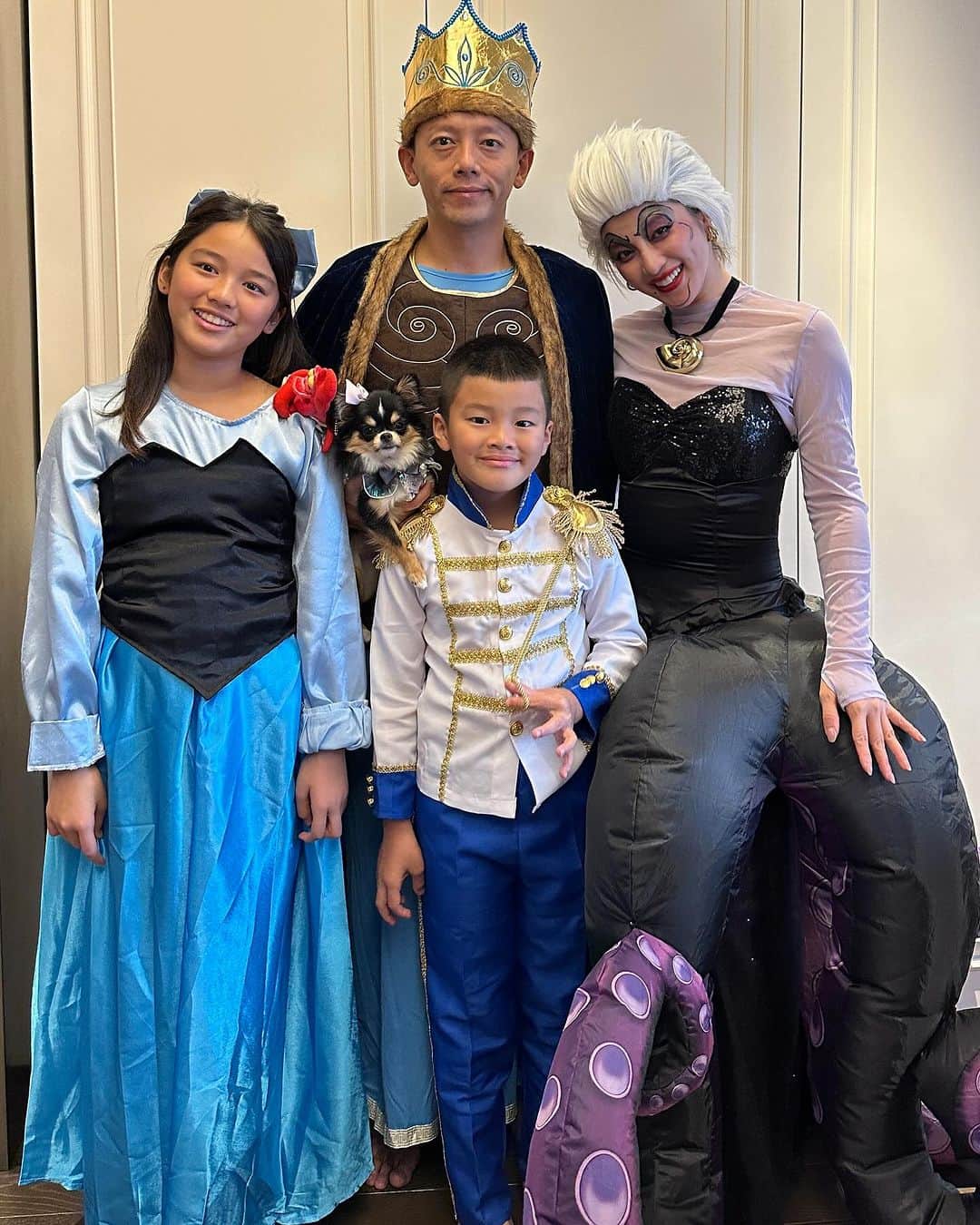 Grace葛瑞瑞のインスタグラム：「週末渡過一場小型難忘的 萬聖節派對🎃 這組小美人魚是在真人版電影準備要上映前就先從亞馬遜網站上買回來的。 阿明是王子、Toby是公主、爸爸是川普頓國王、我是烏蘇拉、Tibi也穿了小美人魚感洋裝。  （其它的照片放限動精選） 那你們呢？今年辦了什麼？」