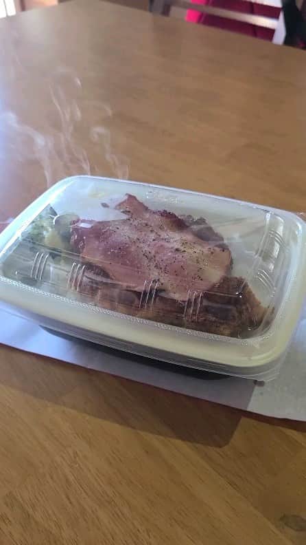 のインスタグラム：「本日はドラマの撮影にきています！ 温かいお弁当が食べられます‼️😆💕」