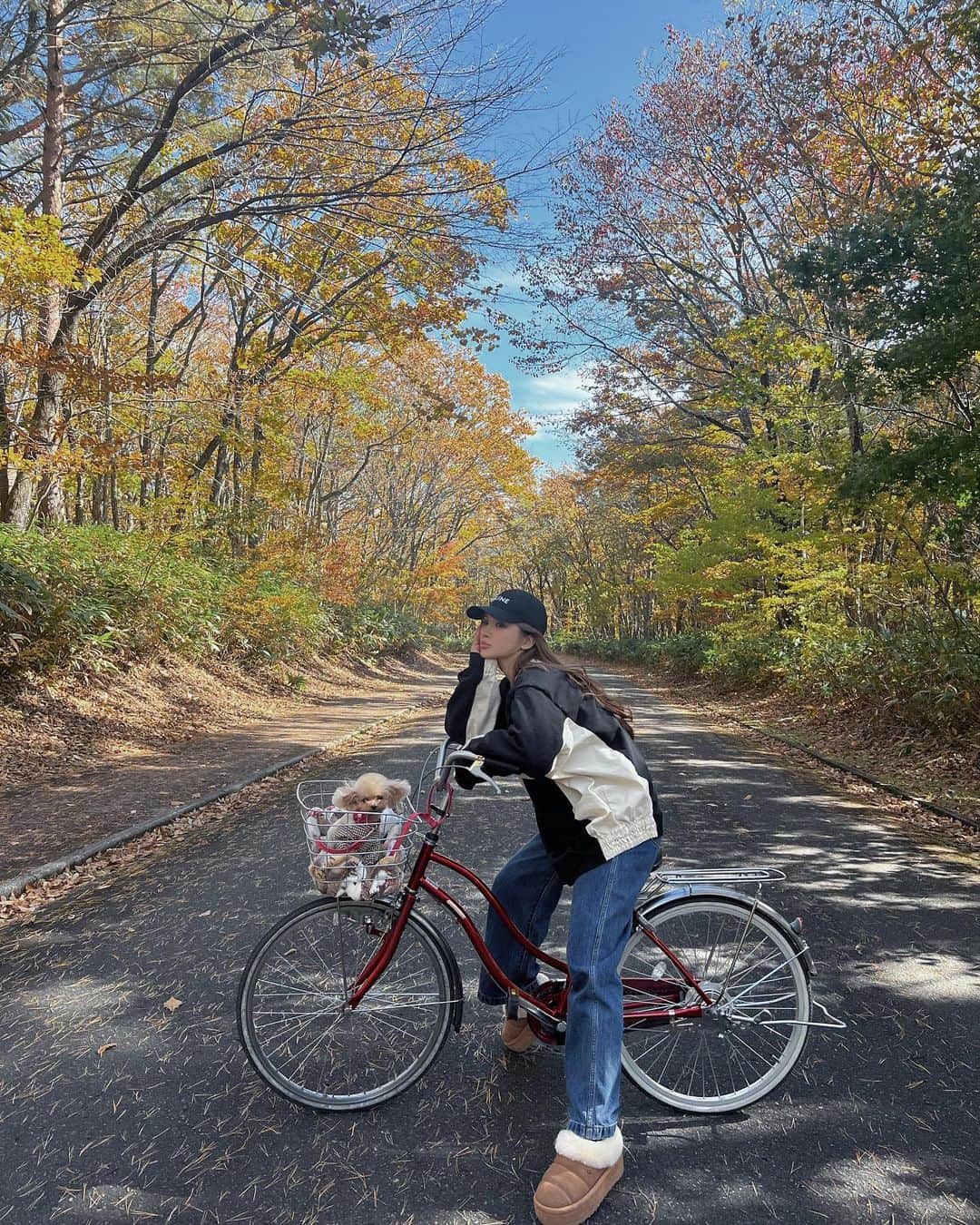 小原優花のインスタグラム：「自然いっぱいの白河高原に家族大集合で旅行🥰🍂  エンジェルフォレストのコテージに泊まって、ドッグラン付きのテラスでBBQできたり部屋にも温泉があったりとっても過ごしやすかったです！🥺💕  朝から露天風呂にも行って、みんなでモーニング食べて、お姉ちゃん夫婦と甥っ子とサイクリング🚴🏼‍♀️  何年ぶりか分からない自転車で地獄の坂道に挑んでいる間、お母さん達は広いドッグランでわんこチームを遊ばせていました🐕🐕🐾  白河高原は空気もおいしくて家族と過ごす時間に癒されました☺️🫶🏻💓 ありがとうーー🥹❣️❣️  着ていたスウェットとデニムはIRALです🩵🩵 @iral_official」