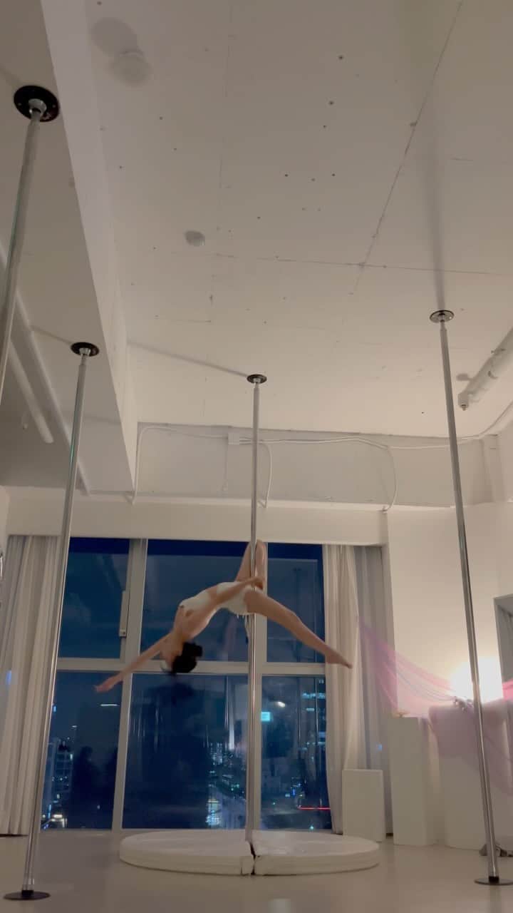 Hyemiのインスタグラム：「이거 계속 올리고 싶었는데 오류나서 안올라가지다가 드디어 올린다...🧚🏻‍♀️  금요일에 한건데 아직도 등이아프네...🥹 힘들고 재밌었던 콤보 🫶🏻  I am 뿌듯해요」