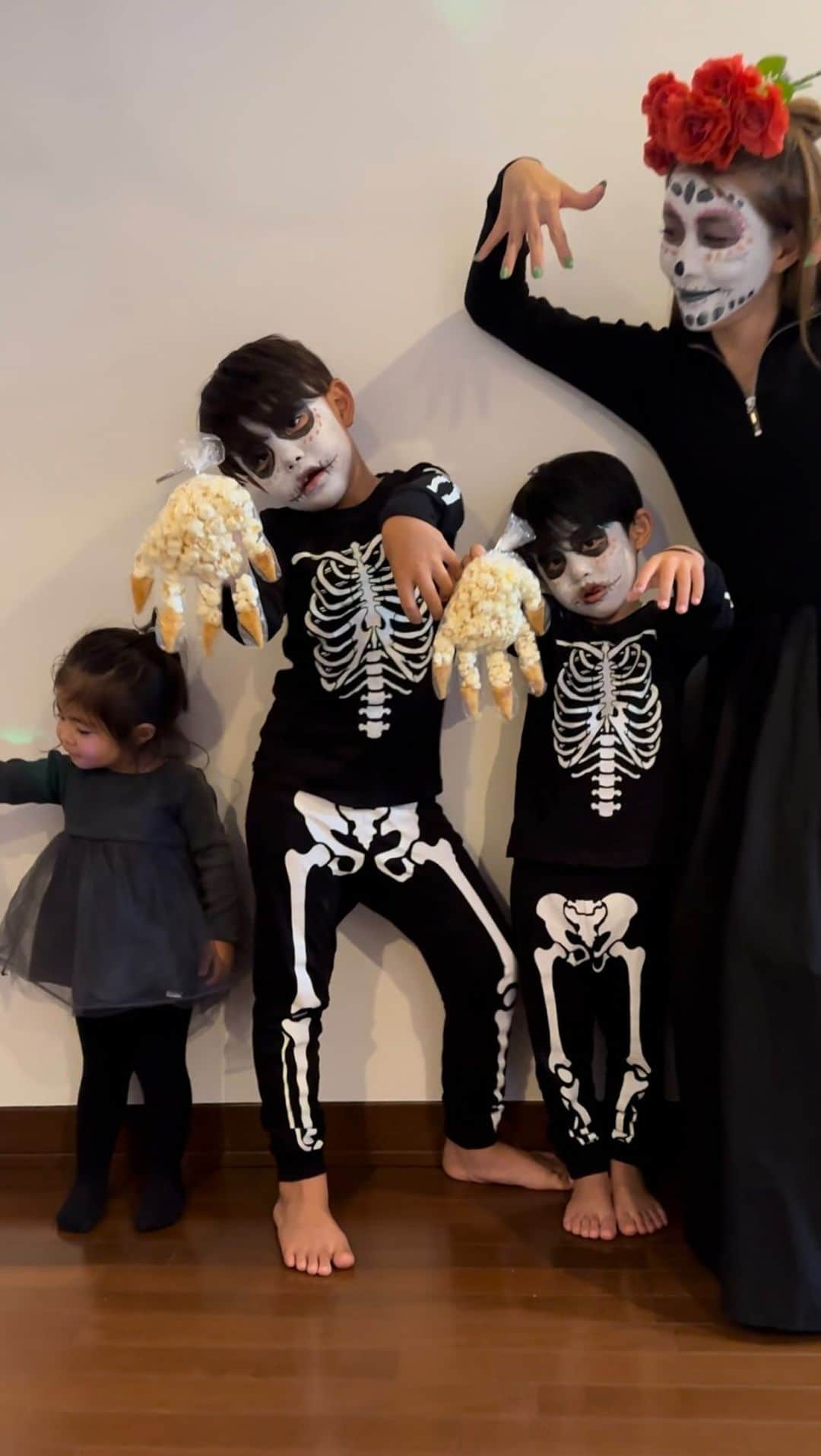 -LIFE IS FUN-のインスタグラム：「HAPPY HALLOWEEN💀🖤  バタバタで仮装準備する時間なくて パパが少し前に買っててくれた 骸骨パジャマで死者の日メイク💀 前日にはリメンバーミー見せて気持ちを高めて🖤 息子たちはメイクノリノリで大喜び🖌️🎨 またんは嫌がったのでノーマルだけど👧🏻  フェイスペイントだけドンキに駆け込み🎨 あるものでなんとか完成〜👻🖤 良かった〜🤣🫶🏼🖤💦  #halooween #brother #family #死者の日メイク #リメンバーミー #ハロウィン #ファミリー」