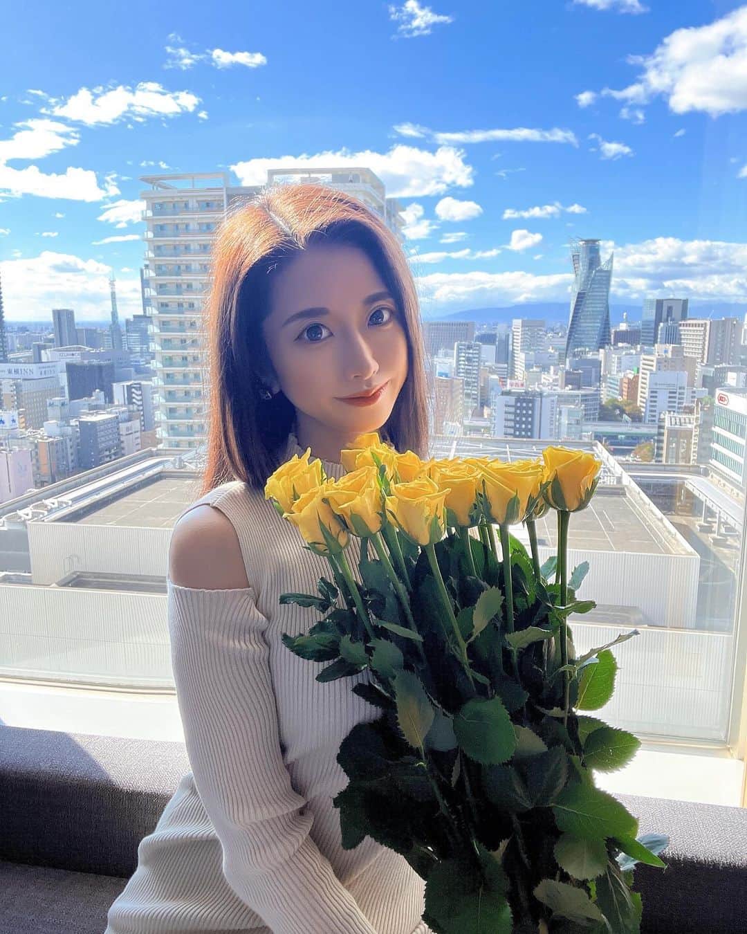 立花セリのインスタグラム：「イエローローズとくまちゃん🧸✨🌟💛✨🌟💛✨🌟💛✨🌟💛✨🌟💛とってもいいお天気😻🌈☁️🫧☆。.:＊・゜」