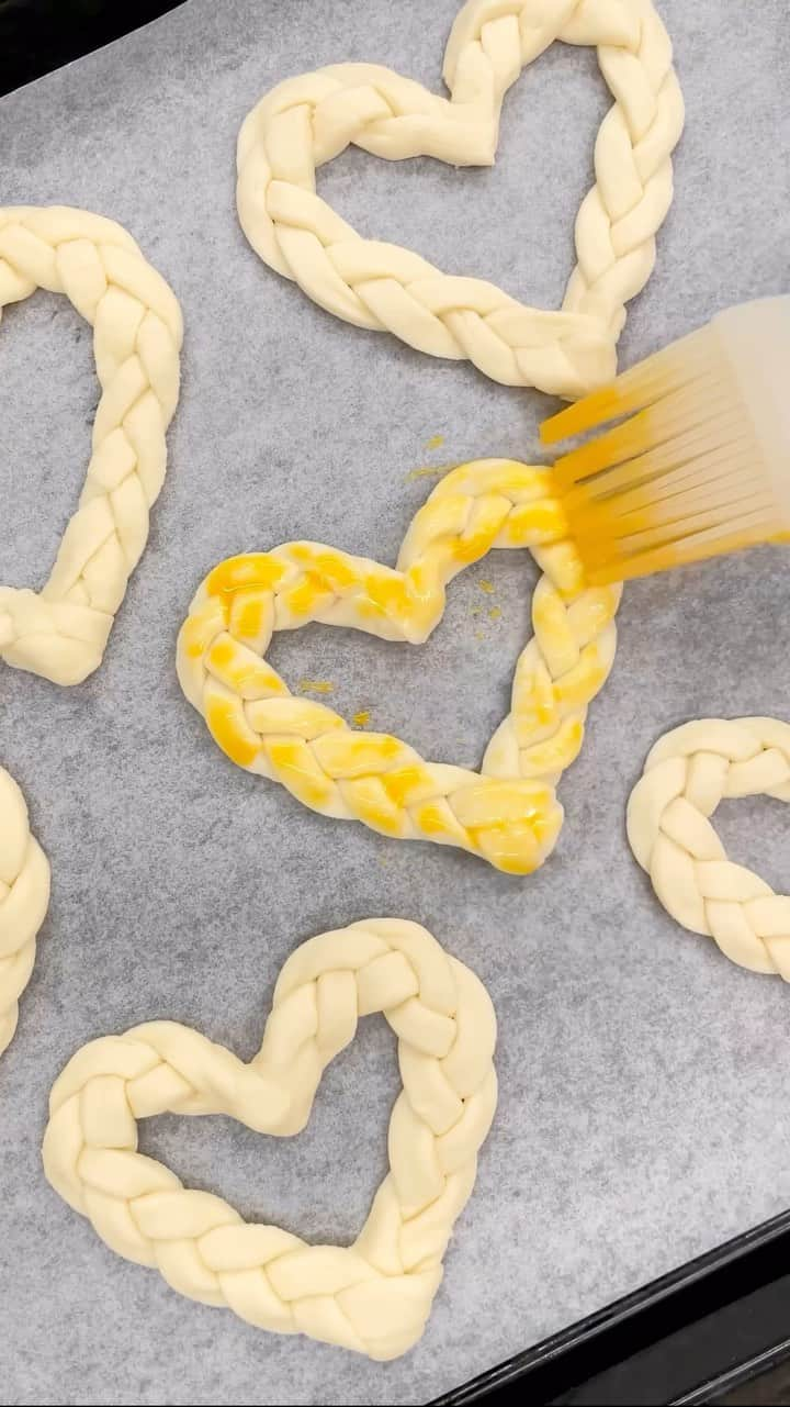 テイストメイドのインスタグラム：「冷凍パイシートで作るハートの三つ編みパイが可愛すぎた🥧❤️Halloween Heart Chocolate Pie  今年のハロウィンは手作りお菓子をみんなに配ってはじけちゃお🎃🧙‍♀️ ハロウィンに配りたい可愛い編み込みハートパイ👻💝 冷凍パイシートできる簡単アレンジレシピ🥣✨  ■材料 (10個) パイシート　2枚 卵黄　1個 水　大さじ1 トッピング　お好み ■作り方 1. パイシートを軽く伸ばし、5mm程度の細さに切る。 2. 三つ編みをし、ハートの形を作る。 3. 卵黄と水を混ぜた卵液を塗り、200度のオーブンで15~20分焼く。 4. お好みのトッピングをする。  Ingredients (Makes 10):  - 2 sheets of pie dough  - 1 egg yolk  - 1 tablespoon of water  - Toppings of your choice  Steps: 1. Gently roll out the pie dough and cut it into strips about 5mm wide. 2. Braid the strips to create a heart shape. 3. Brush the braided pastries with a mixture of egg yolk and water, then bake in a 200-degree Celsius oven for 15-20 minutes. 4. Add your choice of toppings.  #テイストメイド #料理 #cooking  #pie  #halloweenparty #recipe  #bakery #パイ #パイレシピ #パン作り  #レシピ  #簡単レシピ  #おうちごはん #おうちカフェ #冷凍パイシート #ハロウィン #パイシート #ハロウィンレシピ #Halloween #Trickortreat #ハロウィンパーティー #アイデアレシピ #チョコレート #チョコパイ #チョコレートレシピ #chocolate #chocolatepie #ハートパイ #heartshaped #三つ編み」