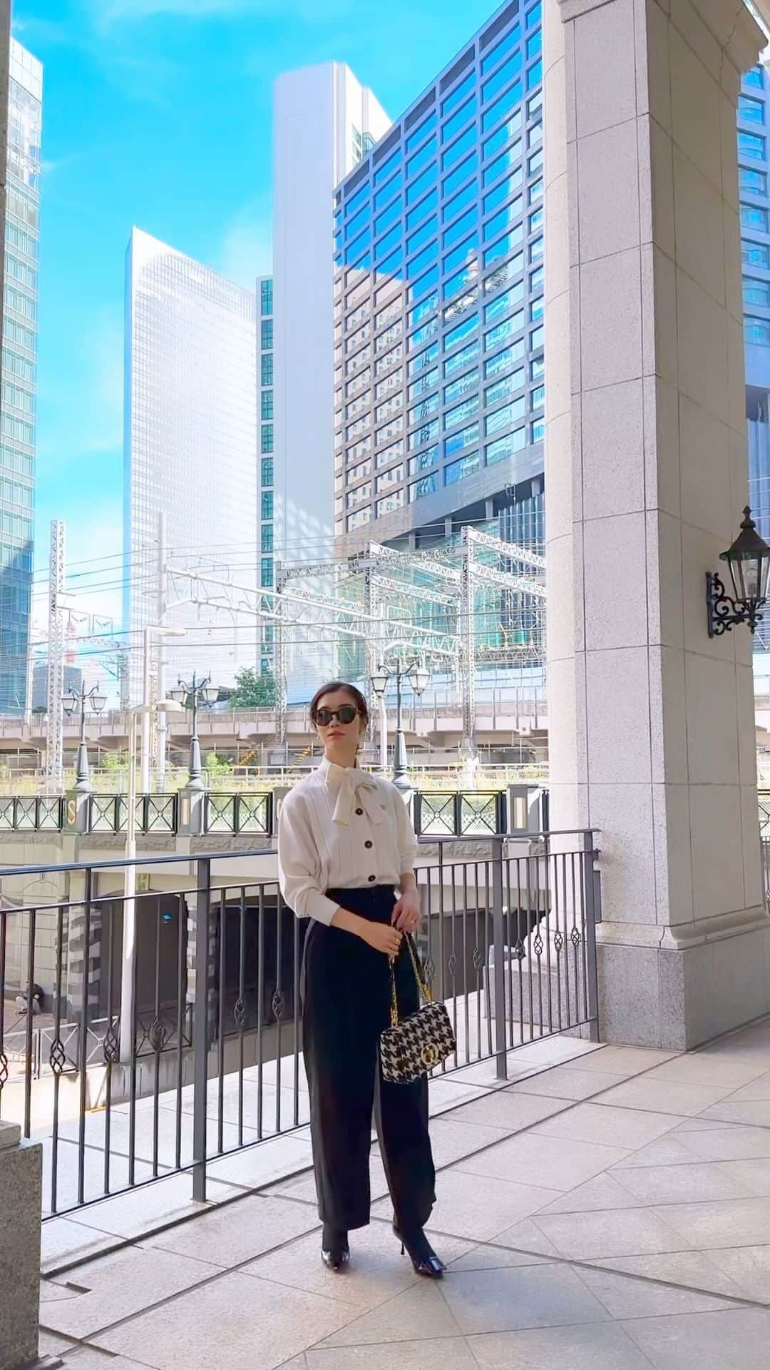 川人未帆のインスタグラム：「・ パンツと合わせるときはリボン結びが気分♦︎🎀 10/31 22:00〜」