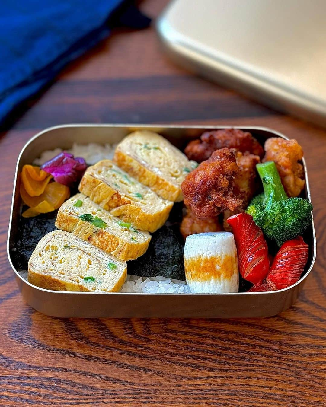 ちおりさんのインスタグラム写真 - (ちおりInstagram)「【2023.10/24〜28日お弁当まとめ🍱】 ⁡ ⁡ ⁡ #お弁当記録  ⁡ ほぼ作り置き無しの1週間でした。 ⁡ ⁡ 久しぶりに登場したわっぱ弁当箱🍱 やっぱり愛おしいし 丸型は詰めやすいね。 ⁡ 最近使ってなかったのは 次女が「木の匂いが気になる」という理由から。 いつもはプラスチック製のわっぱ風。 ⁡ ⁡ 長女は🌲OKなんだけどね。 むしろお米が美味しいと その良さがわかってきている様子です。 ⁡ ⁡ ダイエット中だった夫も 「そろそろお弁当食べたくなってきた」と言うから また3個に増える日もちかいかも。 ⁡ ⁡ ⁡ たまに記録していきます。 今日も見てくださってありがとうございます^ ^ ⁡ ⁡ ⁡ ⁡ ⁡ ⁡ #弁当 #お弁当 #おべんとう #わっぱ弁当 #曲げわっぱ  #娘弁当 #夫弁当 #高校生弁当  #アルミ弁当 #お弁当作り #お弁当生活 #Nadiaレシピ #Nadiaartist  #japanesefood #bento #bentobox  #日々の暮らし #お弁当おかず  #お弁当日記 #도시락」10月30日 12時26分 - chiori.m.m