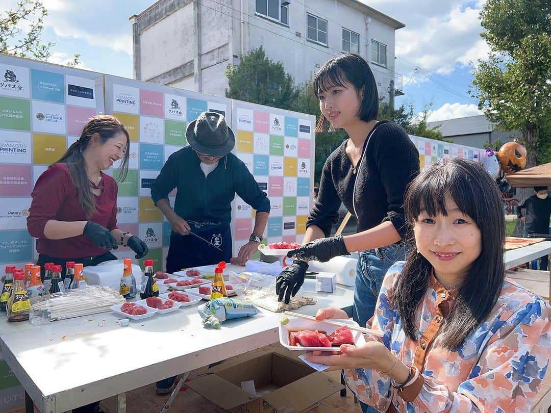 いとうまゆさんのインスタグラム写真 - (いとうまゆInstagram)「京都市南区の子ども食堂さんが 集結して開催された 「わくわくドキドキ 西寺公園秋まつり」 無事に終わりました🙏✨ 子供達が呼吸するように踊って、そして近くにどんどん来てくれて 嬉しかったです😂💖(立ってジーって見てくれててもそれはそれで嬉しい💓) グルメもワークショップもコンテンツがとにかく豊かで、朝からいた おマメでも回りきれないくらいでした👏✨ 途中「楽しいいいいいー！」と叫んでいてパラダイスだったそうです🙏💕✨ 子供達がお店のお手伝いをすると子どもチケットがもらえてそれをお店で使える仕組みも凄い✨学びと楽しさが溢れていました✨ イベント主催、関係者の皆さま💕 足を運んでくれた親子の皆さま💕 そしてここでイイねなどで応援してくださる皆さま💕 本当に有難うございました✨  #子ども食堂 #京都市 #秋まつり  #親子イベント #子ども若者はぐくみ局  #はぐくみアクション  #ファミリーイベント #ハロウィン #ハロウィンイベント #子育て応援アンバサダー @and_happiness_kyoto  @hagukumi_bunka  @akiyabank_kodomosyokudo  @masuichi.honten  @iwa_moto2023」10月30日 12時28分 - itomayu0411