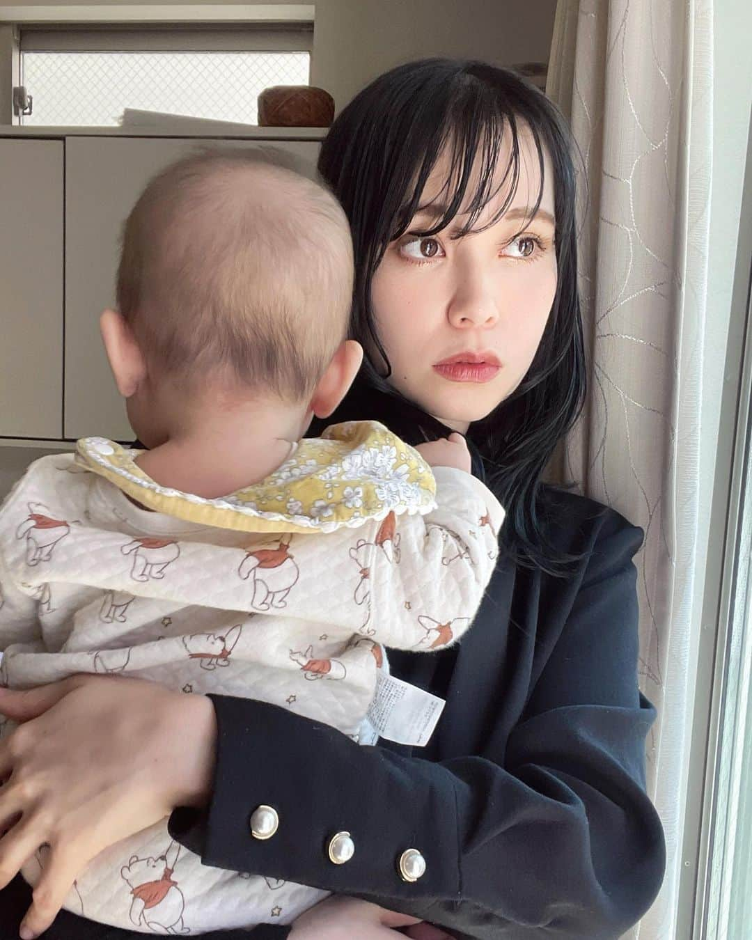 藤城アンナさんのインスタグラム写真 - (藤城アンナInstagram)「今日は朝から撮影してこれから娘の病院行って夜はスタジオ練習～ 合間の抱っこでパワーチャージ⸜❤︎⸝‍」10月30日 12時29分 - annafujishirochan