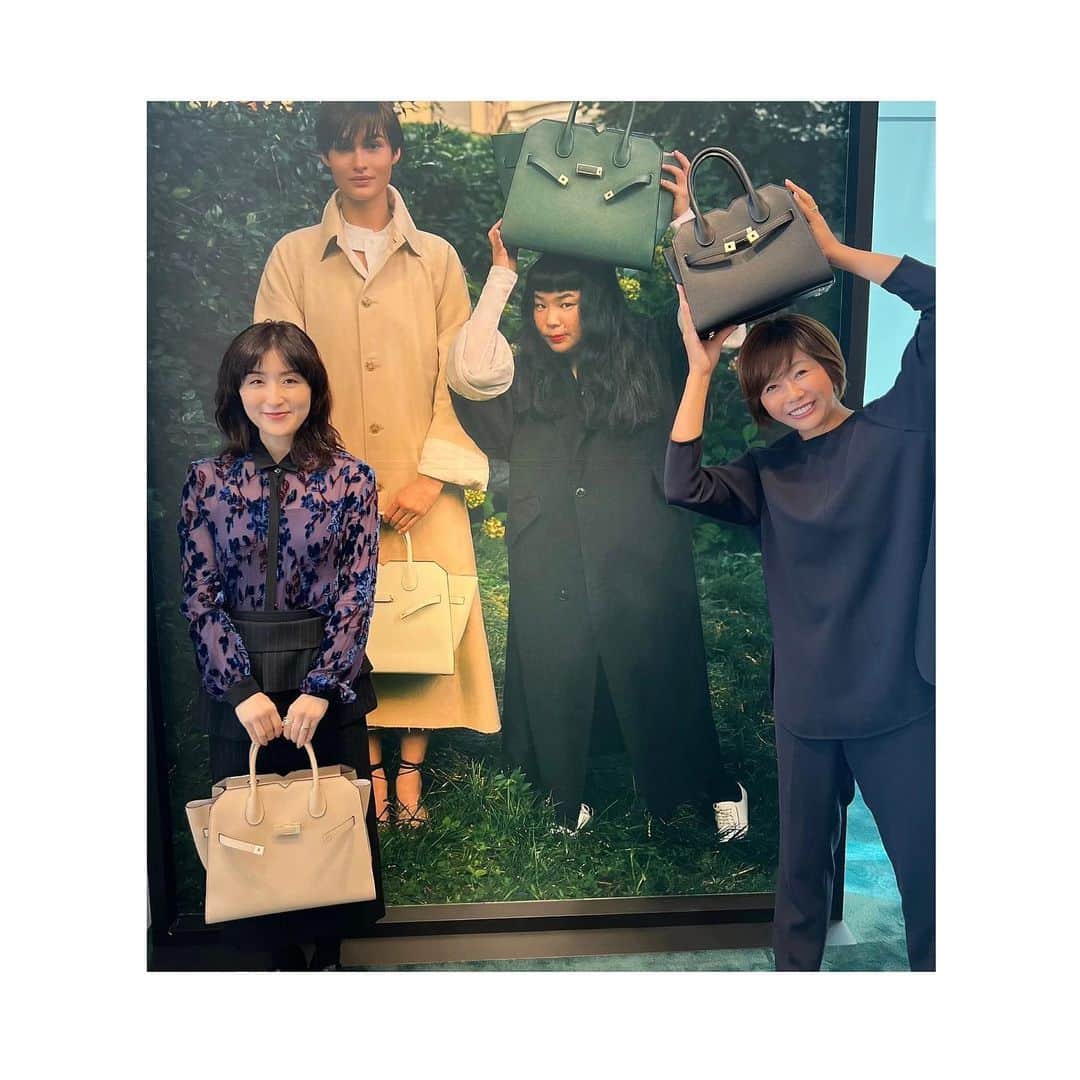 室井由美子のインスタグラム：「オマージュ📷 @valextra.japan のステキなPR @mizuho.kita さんと🫶 ・ #大人気ミラノバッグ #お茶目な北さん #valextra #valextrabag  #milano #italy #fashion #ootd  #baglover #bag #きれいめコーデ #40代コーデ」