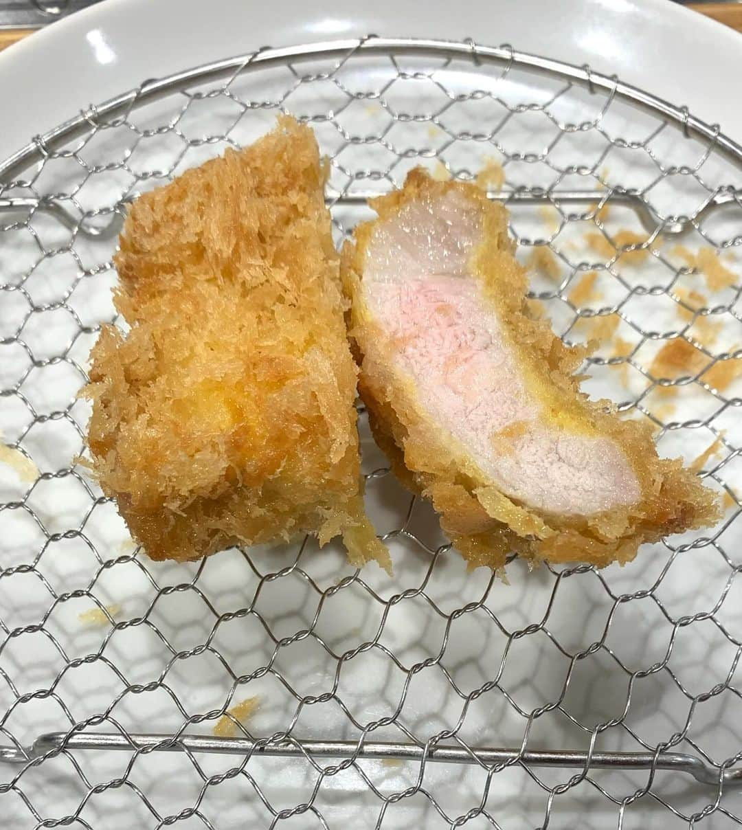 白鳥雪之丞さんのインスタグラム写真 - (白鳥雪之丞Instagram)「鹿児島6日目ランチ🤔🐖  #ミックスフライ定食 #上 #黒豚ロース #黒豚ヒレ #メンチカツ #旬の魚 #とんかつ黒田 #鹿児島」10月30日 12時31分 - yukinojoeshiratori