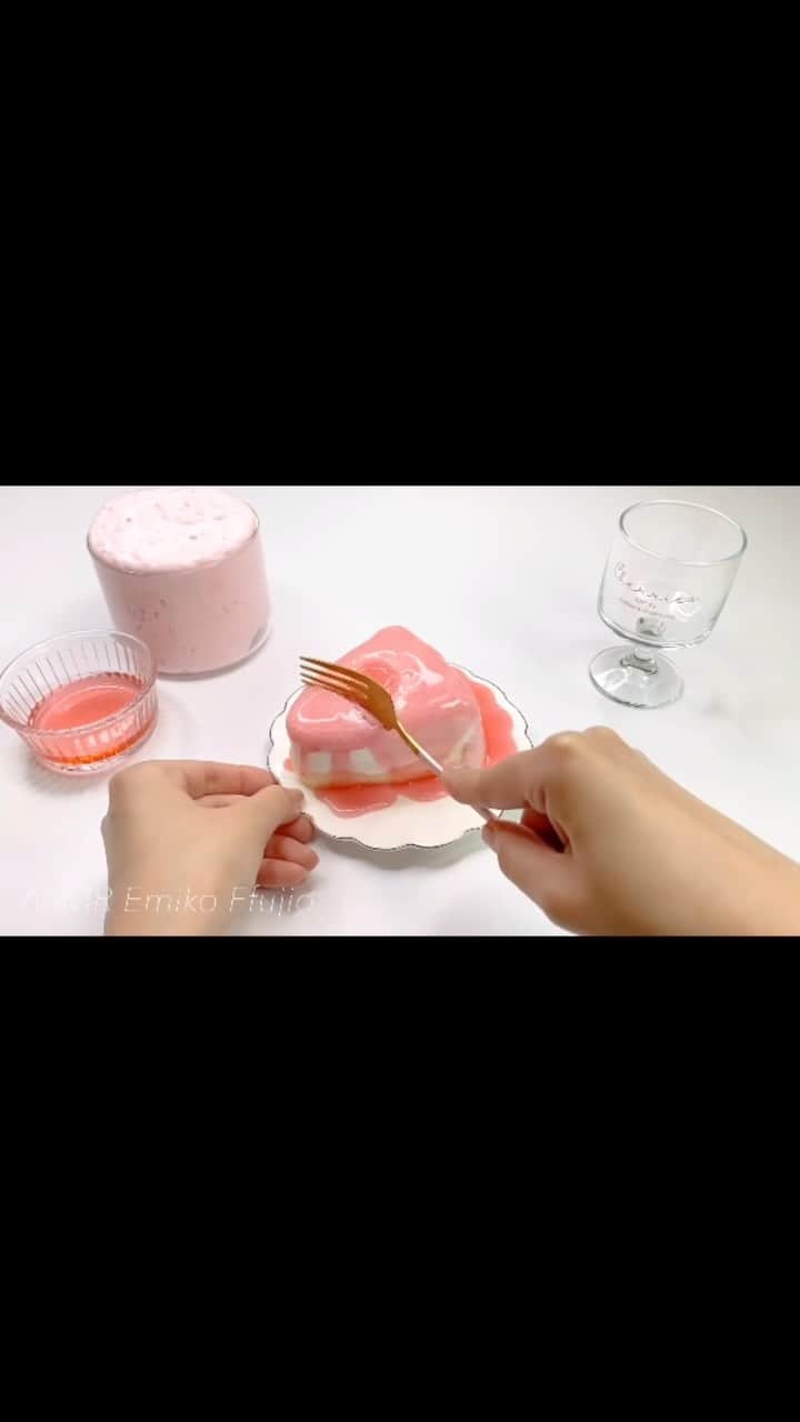 Emiko Ffujioのインスタグラム：「🍒🍰🍒🍰🍒🍰🍒🍰🍒 【Sakura cake slime】  YouTube(short ver.) #claycracking#cake#foodslime#cakeslime#sweetsslime#clayslime#waxslime#sweetsslime##diyslime#slimevideo#asmrslime#asmr#スライム#ケーキ#食べ物スライム#スイーツスライム#ケーキスライム」