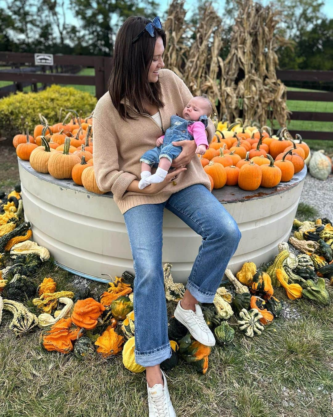 ローラ・ジェームスさんのインスタグラム写真 - (ローラ・ジェームスInstagram)「This is a very delayed post from when Ellie was 6 weeks old and you can tell, because of the dark circles under my eyes (but let’s be honest they are still very present 🫠) what a wild ride these last few weeks have been with her, and still loving every second of it 🤍」10月30日 12時31分 - lauraellenjames