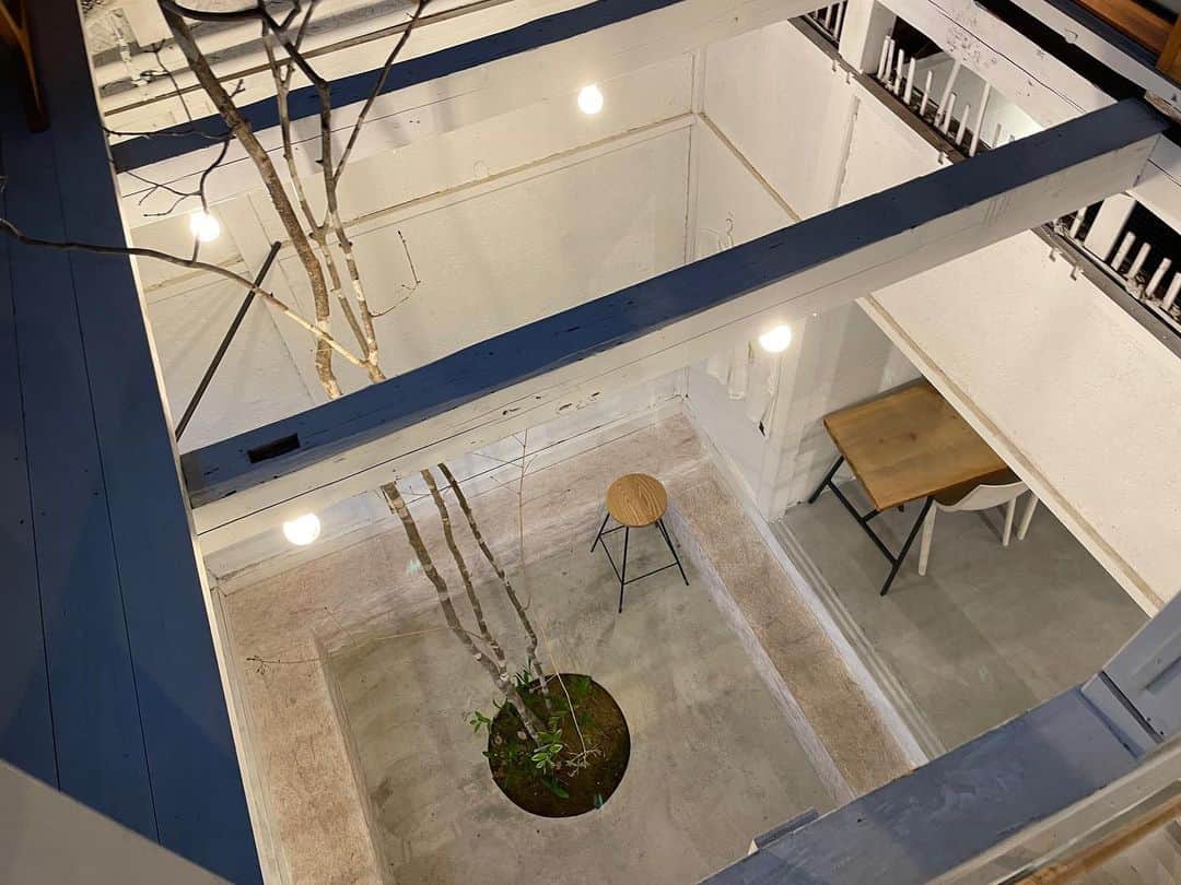 甲斐みのりさんのインスタグラム写真 - (甲斐みのりInstagram)「・ 浜松市天竜区二俣町で、週末におやつを味わうなら。  〈カフェプラーキュ〉の豆花。 ジャスミンのシロップに、豆乳で作る豆花と、オーギョーチー、タロ芋団子、もちむぎ、緑豆、ピーナツがたっぷり。 ＊許可を得て撮影しています。通常は店内撮影不可となります。 @plaque_87   〈包（パオ）商店〉の 青果ミコト屋のアイスクリーム。　 ＊臨時休業中 再開を楽しみに！ @paostore.ftm   新しい店舗をオープンされたそう。 先日の浜松では定休日で伺うことができませんでしたが 次回は必ず訪れたい。 @pao_playandobjects   どちらも建築的な魅力もあって、甘いおやつとともにゆったりと過ごすことができます。  @casabrutus   #casablutus  #甲斐みのりの建築半日散歩」10月30日 12時43分 - minori_loule