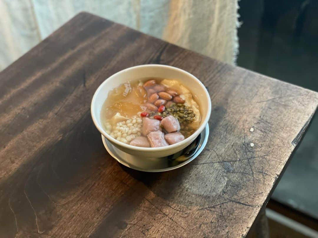 甲斐みのりさんのインスタグラム写真 - (甲斐みのりInstagram)「・ 浜松市天竜区二俣町で、週末におやつを味わうなら。  〈カフェプラーキュ〉の豆花。 ジャスミンのシロップに、豆乳で作る豆花と、オーギョーチー、タロ芋団子、もちむぎ、緑豆、ピーナツがたっぷり。 ＊許可を得て撮影しています。通常は店内撮影不可となります。 @plaque_87   〈包（パオ）商店〉の 青果ミコト屋のアイスクリーム。　 ＊臨時休業中 再開を楽しみに！ @paostore.ftm   新しい店舗をオープンされたそう。 先日の浜松では定休日で伺うことができませんでしたが 次回は必ず訪れたい。 @pao_playandobjects   どちらも建築的な魅力もあって、甘いおやつとともにゆったりと過ごすことができます。  @casabrutus   #casablutus  #甲斐みのりの建築半日散歩」10月30日 12時43分 - minori_loule