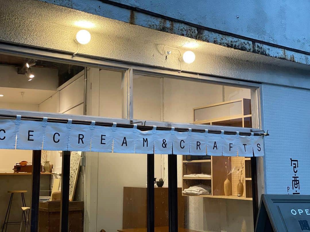甲斐みのりさんのインスタグラム写真 - (甲斐みのりInstagram)「・ 浜松市天竜区二俣町で、週末におやつを味わうなら。  〈カフェプラーキュ〉の豆花。 ジャスミンのシロップに、豆乳で作る豆花と、オーギョーチー、タロ芋団子、もちむぎ、緑豆、ピーナツがたっぷり。 ＊許可を得て撮影しています。通常は店内撮影不可となります。 @plaque_87   〈包（パオ）商店〉の 青果ミコト屋のアイスクリーム。　 ＊臨時休業中 再開を楽しみに！ @paostore.ftm   新しい店舗をオープンされたそう。 先日の浜松では定休日で伺うことができませんでしたが 次回は必ず訪れたい。 @pao_playandobjects   どちらも建築的な魅力もあって、甘いおやつとともにゆったりと過ごすことができます。  @casabrutus   #casablutus  #甲斐みのりの建築半日散歩」10月30日 12時43分 - minori_loule