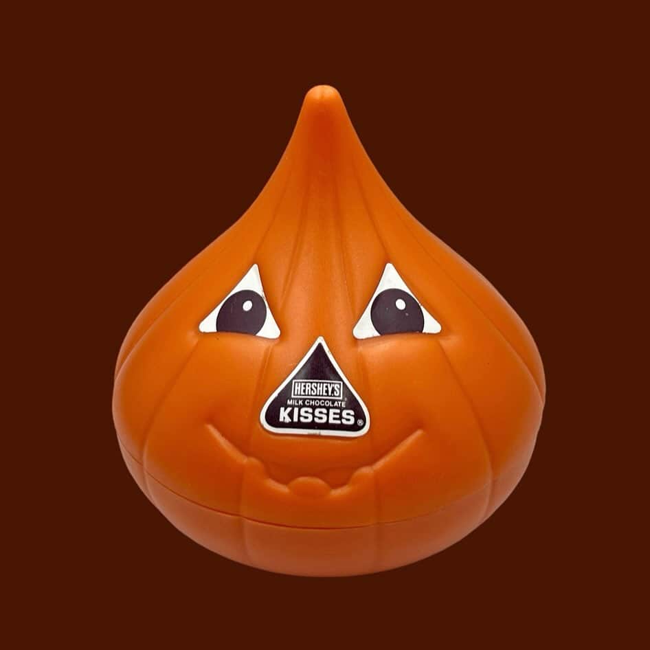 おもちゃやSPIRALのインスタグラム：「1990 HERSHEY'S Kisses Candy Box入荷しました🎃🍫  お菓子を入れたり、小物入れに可愛いです👻」