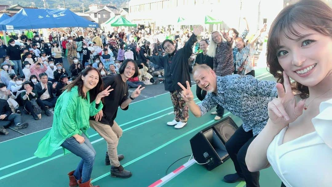 高木里代子のインスタグラム：「おはようございます🤗 昨日は中津川で開催された 「夢の樹音楽祭」とゆうイベントに 元T-SQUAREの皆様と一緒に出演させて頂きました！ そして現地の中津商業吹奏楽部の皆さんと スクエアのTRUTH、宝島、Omens of Loveをコラボ❣️ 中津川の澄んだ良い空気の中で ピュアでキラキラな学生ビッグバンドの 皆さんたちとの共演はとても素敵な経験でした…✨ からの、ex T-SQUAREの皆さんと高木のステージ！ それぞれのオリジナル曲、須藤さんのScrambling、 宮崎さんのSweet and Gentle、則竹さんのEurostar、 高木のRainbow Voyageを演奏！ exスクエア皆さんとスクエア曲を演奏させて頂くのも とても贅沢な時間でした！✨そして 最後には餅投げまで参加させて頂き、 元気な子供たちから沢山エネルギーをもらい！🤣笑 本当楽しいステキなイベントでした❣️ お声がけくださった則竹さん、そして主催者の皆さま、 お世話になりましてありがとうございました！！ また中津川にいきたいな😊💓  さて…！そんなわけで 今から九州へ飛びます！！笑 今日から四日間、レコ発ツアーin九州❣️ 九州の皆さんにお会い出来るのが楽しみです😆✨ お会い出来る皆さんっ！ 一緒に盛り上がりましょう〜〜🤗💓🔥  10/30(月)福岡「Space Terra」 【MC】予約・当日￥6,500 +1Drin￥500 【LIVE】18:00開場、19:00開演 (2set 入替無し) 【Mail】spaceterra1@yahoo.co.jp 【住所】福岡市中央区警固2-19-9 百田ビル B1 https://spaceterra1.wixsite.com/spaceterra  10/31(火)大分「Brick Block」 【MC】予約・当日￥6,500 +1Drink ￥600 【LIVE】18:00開場、19:00開演 (2set 入替無し) 【Tel】097-536-4852 【住所】大分市生石5-7-5 http://www.b-block.net/  11/1(水)熊本「CIB」 【MC】予約・当日￥6,500 +1Drink ￥600 【LIVE】18:00開場、19:00開演 (2set 入替無し) 【Tel】096-355-1001 【住所】熊本市中央区花畑町11-14 KOHENビル2F https://cib-co.jp/  11/2(木)福岡「Border」 【MC】S席￥7,000 A席￥6,500 【LIVE】18:00開場、19:00開演 (2set 入替無し) 【住所】福岡市中央区警固1丁目15-38 カイタック スクエアガーデン ウエストサイド3F https://border-live.com  #高木里代子 #riyokotakagi  #ピアノ #ピアニスト  #ジャズ #ジャズピアノ #ジャズピアニスト #piano #pianist #jazz #jazzpiano #jazzpianist #youtuber #夢の樹音楽祭 #中津川 #須藤満 #則竹裕之 #宮崎隆睦 #tsquare」