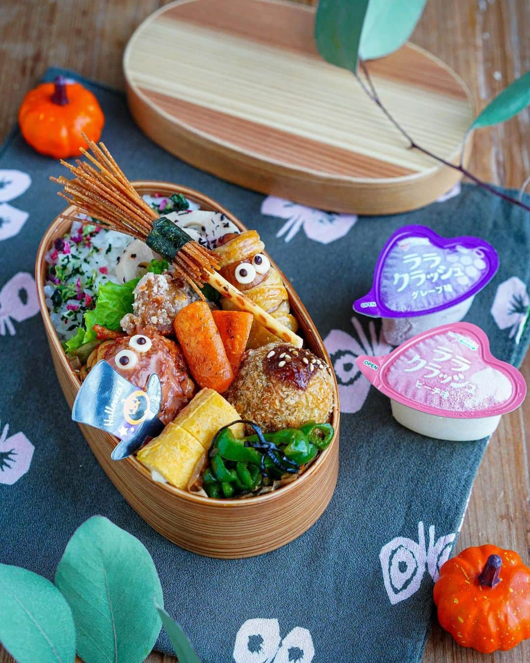 Ayaさんのインスタグラム写真 - (AyaInstagram)「ハロウィン弁当🎃  こんにちは😊  昨日は、次女から親友ちゃんとハロウィンパーティーをしたいと前々からお願いされていたので、その余りでハロウィン弁当にしました🎃  ハンバーグ←昨日のトマトハンバーグから少し味変 唐揚げ ミイラウインナー コロッケ 卵焼き ピーマンのナムル 蓮根のゆかり和え 魔女の箒🧹  昨夜朦朧となりながら、寝る前のイメトレでは🤣、  卵はのりとチーズでぐるぐるにして、 蓮根はガイコツにして、 ピーマンは和風にならないソテーにして…と一応和風にならないなおかずをイメージして寝ましたが、起きたらすっかり忘れていて😂、作り慣れたいつものおかずを作ってました🤣  そんなこんなで中途半端なハロウィン弁当になりましたが、年に1度あるかないかのハロウィン弁当なので記録に👻  ハロウィンは明日ですが、もう、気分は次のクリスマス🤣  ツリーいつ出そうかな🎄  それでは、今週もよろしくお願いします✨  #お弁当#手作り#ハロウィン弁当#お昼ごはん#高校生弁当#旦那さん弁当#ハロウィン#フーディーテーブル#おうちごはんlover#マカロニメイト#ロカリ  #homemade#homemadefood#lunchbox#foodporn#foodie#foodstagram#foodpics#igersjp#Halloween」10月30日 12時36分 - aya_m08