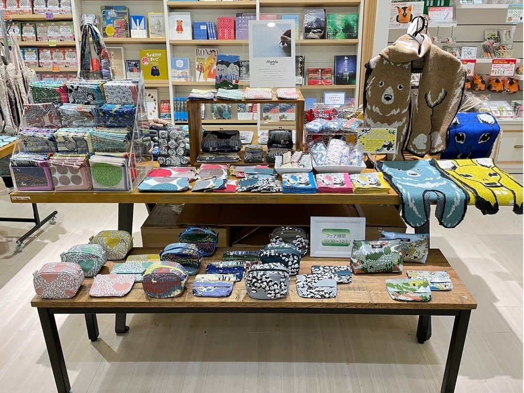 marbleSUD(マーブルシュッド) のインスタグラム：「10月30日(月)より、有隣堂 ららぽーと豊洲店で、marble SUDのPOP UP SHOPがスタートします。  神奈川・東京を中心に約40店舗を展開する書店「有隣堂」。書籍はもちろん、文具やフェアの開催など“本屋さん”の枠を越えたお店づくりが魅力でもある、創業111年の老舗書店です。YouTubeの「有隣堂しか知らない世界」や、そこでMCをつとめるミミズクがモチーフのオリジナルキャラクター“R.B. ブッコロー”をご存知の方も多いのではないでしょうか。  マフラーやバンダナ、インテリアファブリックにソックスなど、marble SUDの新作雑貨アイテムを多数ご用意しております。お近くにお越しの際は、ぜひお立ち寄りくださいね！  【有隣堂 ららぽーと豊洲店 POP UP SHOP】 場所：有隣堂 ららぽーと豊洲店 (東京都江東区豊洲2-2-1 豊洲ベイサイドクロスタワー2F) 期間：10月30日(月)〜12月7日(木)」