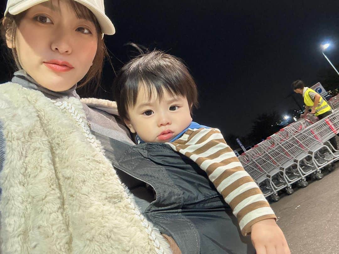氷浦紫のインスタグラム：「先日久々にCostcoに行けたんだけど渋滞で時間ないし、お兄ちゃんがお腹すきすぎて途中でパパを残してフードコートで食糧を買って外に出るとゆー。もっとゆっくり見たかった。Costcoは定期的に行くに限る🚗³₃   #Costco」