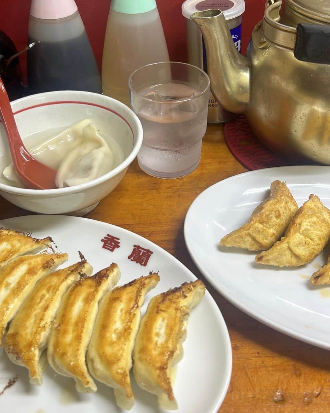 坂口有望さんのインスタグラム写真 - (坂口有望Instagram)「#全国声波 26-34の旅の中で  ①水戸SONIC香ばしい看板の前で ②これのせいで最近宇都宮ナンバー凝視してる ③絵画風、完売御礼横浜ライブ写真 ④岐阜駅前、金ピカの織田さんと ⑤山梨談合坂ショッピングガチ勢 ⑥雰囲気だけで酔えたミヤザキナイト ⑦みんなで食べた鹿児島の炊き肉 ⑧熊本城周辺のマイナスイオン ⑨どの店のネームセンスもかなりいい大分  もう長距離移動も週末のライブの感じも慣れてきて、素直にツアーをたのしめてる感じがします🚢」10月30日 12時44分 - ami_sakagt