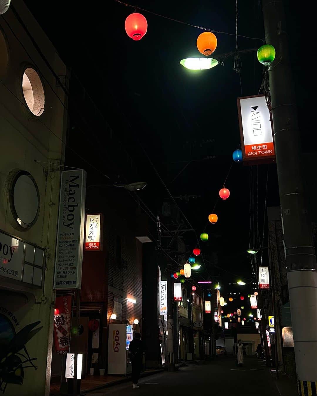 坂口有望さんのインスタグラム写真 - (坂口有望Instagram)「#全国声波 26-34の旅の中で  ①水戸SONIC香ばしい看板の前で ②これのせいで最近宇都宮ナンバー凝視してる ③絵画風、完売御礼横浜ライブ写真 ④岐阜駅前、金ピカの織田さんと ⑤山梨談合坂ショッピングガチ勢 ⑥雰囲気だけで酔えたミヤザキナイト ⑦みんなで食べた鹿児島の炊き肉 ⑧熊本城周辺のマイナスイオン ⑨どの店のネームセンスもかなりいい大分  もう長距離移動も週末のライブの感じも慣れてきて、素直にツアーをたのしめてる感じがします🚢」10月30日 12時44分 - ami_sakagt