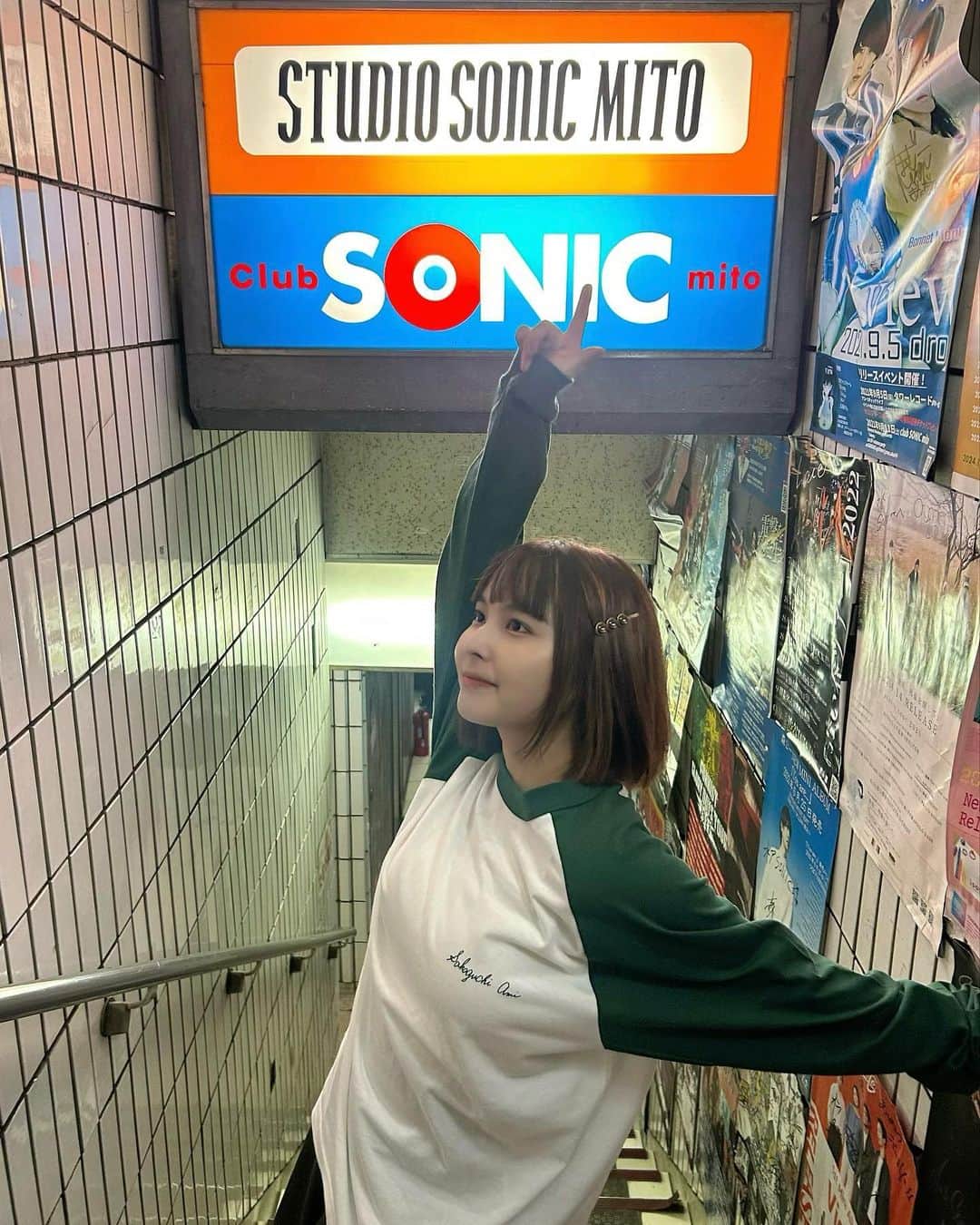 坂口有望さんのインスタグラム写真 - (坂口有望Instagram)「#全国声波 26-34の旅の中で  ①水戸SONIC香ばしい看板の前で ②これのせいで最近宇都宮ナンバー凝視してる ③絵画風、完売御礼横浜ライブ写真 ④岐阜駅前、金ピカの織田さんと ⑤山梨談合坂ショッピングガチ勢 ⑥雰囲気だけで酔えたミヤザキナイト ⑦みんなで食べた鹿児島の炊き肉 ⑧熊本城周辺のマイナスイオン ⑨どの店のネームセンスもかなりいい大分  もう長距離移動も週末のライブの感じも慣れてきて、素直にツアーをたのしめてる感じがします🚢」10月30日 12時44分 - ami_sakagt