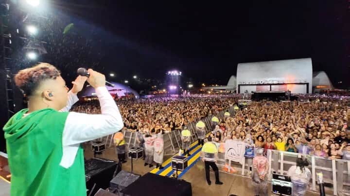 Sorriso Marotoのインスタグラム：「Que presente Niterói, 20 mil apaixonados cantando ELA com a gente. Nem a chuva foi capaz de nos parar! ♥️  Sem palavras pra vocês, essa é a força do @sorrisoasantigas, somos só  GRATIDÃO! 🔥」