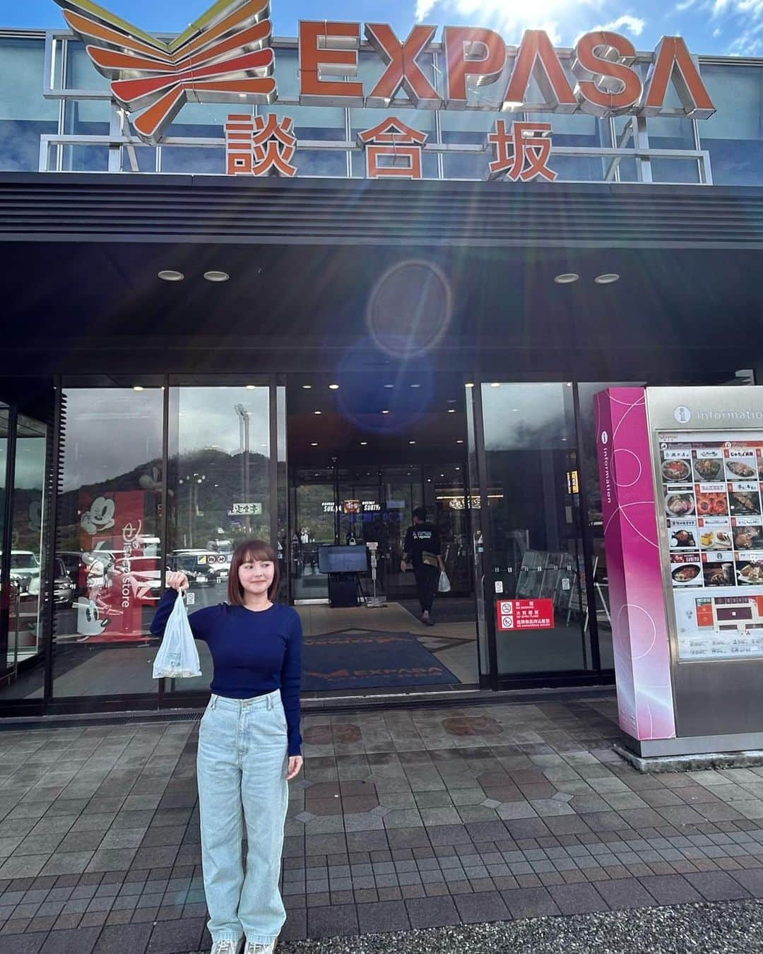 坂口有望さんのインスタグラム写真 - (坂口有望Instagram)「#全国声波 26-34の旅の中で  ①水戸SONIC香ばしい看板の前で ②これのせいで最近宇都宮ナンバー凝視してる ③絵画風、完売御礼横浜ライブ写真 ④岐阜駅前、金ピカの織田さんと ⑤山梨談合坂ショッピングガチ勢 ⑥雰囲気だけで酔えたミヤザキナイト ⑦みんなで食べた鹿児島の炊き肉 ⑧熊本城周辺のマイナスイオン ⑨どの店のネームセンスもかなりいい大分  もう長距離移動も週末のライブの感じも慣れてきて、素直にツアーをたのしめてる感じがします🚢」10月30日 12時44分 - ami_sakagt
