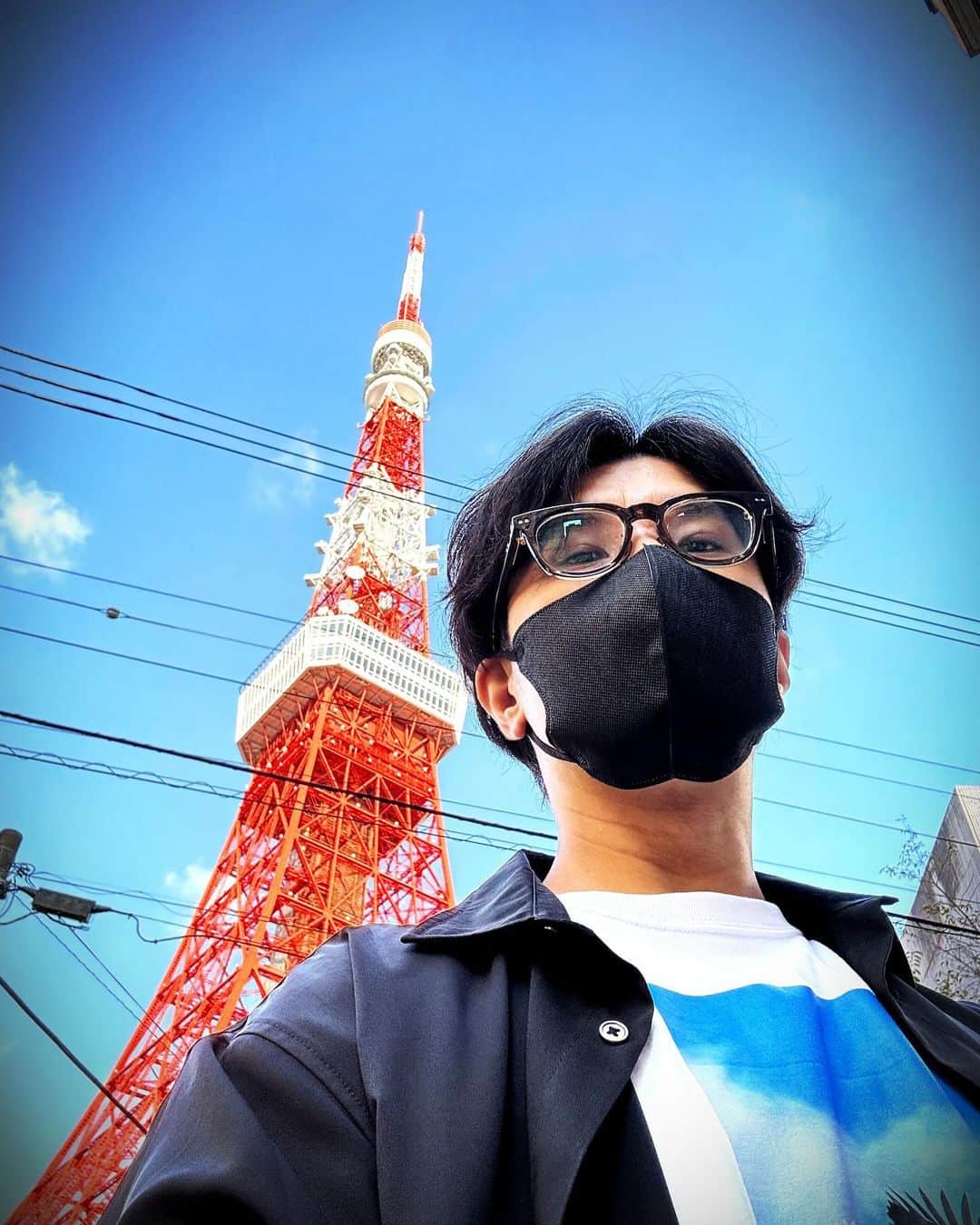 賽助のインスタグラム：「東京タワーと鳥Tシャツを撮ろうと思ったのに両方あんま上手く撮れなかったの図」