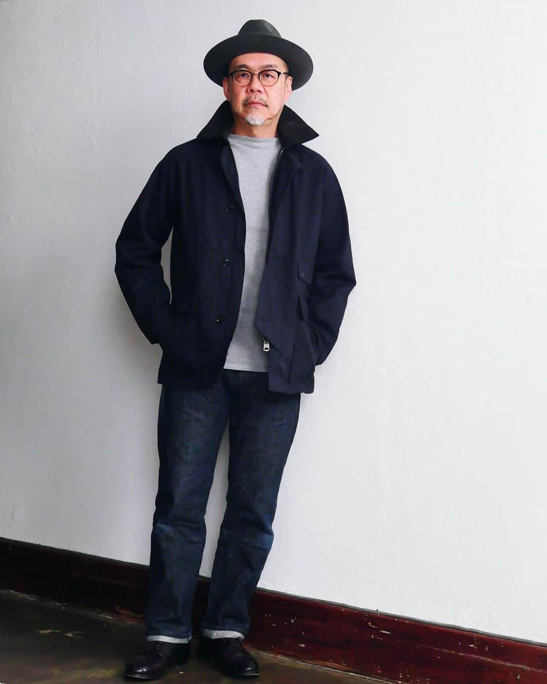 サウンドマンさんのインスタグラム写真 - (サウンドマンInstagram)「Soundman '23AW Collection Item. "Fedora"(フェドラ) フィールドコートとファイヤーマンコートを掛け合わせたようなディティールです。 シェルにはパラフィンコーティング加工を施したコットンキャンバスを使用。 いわゆる◯ブァのようで◯ブァではないフィールドコートをお探しの方、ここにあります(笑。 土曜日のWeekendstoreで複数名のお客様にご購入頂きすでに色によりサイズがけしておりますが、ぜひリンクさきSoundmanWebstoreをご覧ください。 ＊カーキの38サイズは今週入荷予定です。  #soundman #サウンドマン #2023aw #heritagestyle #vintagestyle  #heritagemenswear  #横浜 #山下公園 #yokohama」10月30日 12時46分 - soundman.jp