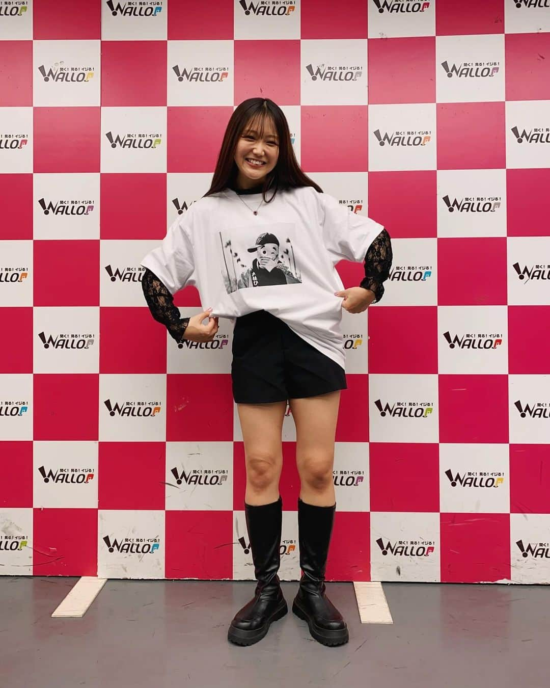 藤田早希のインスタグラム：「1ヶ月ほど待って届いたTシャツ主役の今回😗 もっとファッションセンス磨きたいですに。 冬の方が脚とか肩とか出すのです。. . . . #大林ひょと子 #😗 #tシャツコーデ #メンズライク #outfitoftheday #outfitinspiration . . . .」