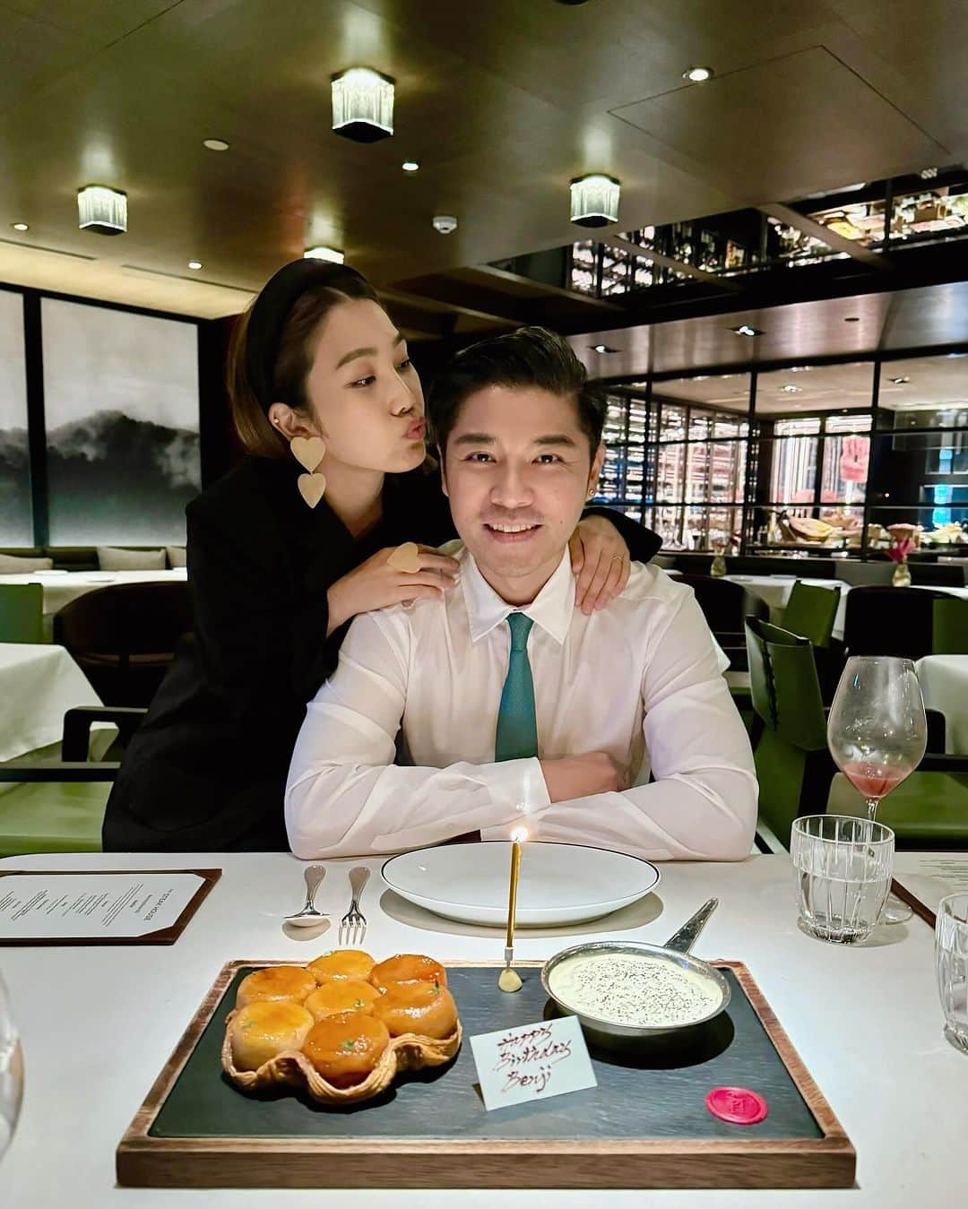 レスレイ・チアンのインスタグラム：「Happy Birthday to my brother @benjichiang ❤️ Thank you Regent HK for hosting such a wonderfully delicious night!  @hongkongregent @thesteakhousehk #RegentHongKong #RegentHK #RegentDiningDestination」