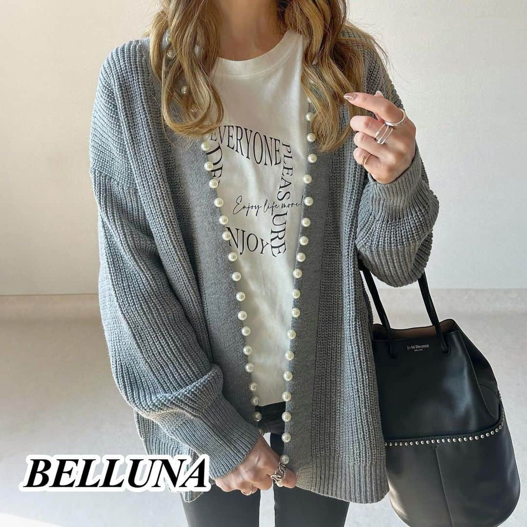 Ako Akoのインスタグラム：「❥ ファッション通販でお馴染みの @belluna_fashion_official の パールカーディガンとロゴTを♥ 　 BELLUNAのお洋服は初めて着たんだけど、 デザインも可愛いし 素材もしっかりしてる💯 豊富なサイズ展開で好みのサイズが選べるんです👏👏     パールのカーディガンがとっても可愛くて お尻が隠れる丈のTシャツとのバランスもバッチリだった🤭   Tシャツはスウェットやニットのインナーにも使えるね( ´艸｀)ﾌﾟｯﾌﾟｯ⸝⸝⸝♡︎     ショップで使える10%オフクーポンを発行していただきましたました💛 クーポンコード→「IB027」 ぜひぜひご活用ください(*˘︶˘*).｡.:*♡        #ベルーナ #ベルーナコーデ #高見えコーデ #pr #belluna #大人カジュアル #パンツスタイル #秋コーデ #プチプラコーデ #低身長コーデ #40代コーデ #30代コーデ #ママファッション #シンプルコーデ #トレンドファッション #ロゴt #パールカーディガン」