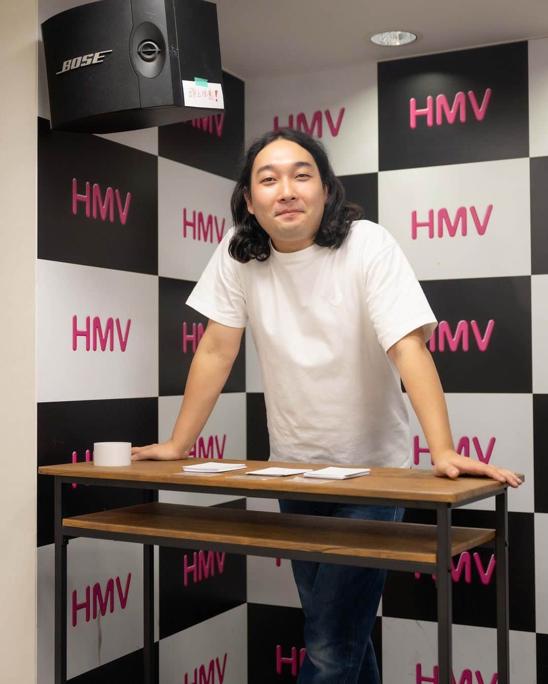 加賀翔（かが屋）さんのインスタグラム写真 - (加賀翔（かが屋）Instagram)「DVD発売記念イベント！愛知！ HMV栄店のみなさまありがとうございました！また来月もライブで愛知へ行きますのでぜひ！ ＿＿＿＿＿＿＿＿＿＿＿＿＿＿ こういうイベントで珍しいまさかのオールスタンディングライブだった。地下廊下の椅子の上に大丸の歴史本。」10月30日 12時53分 - kagaya_kaga