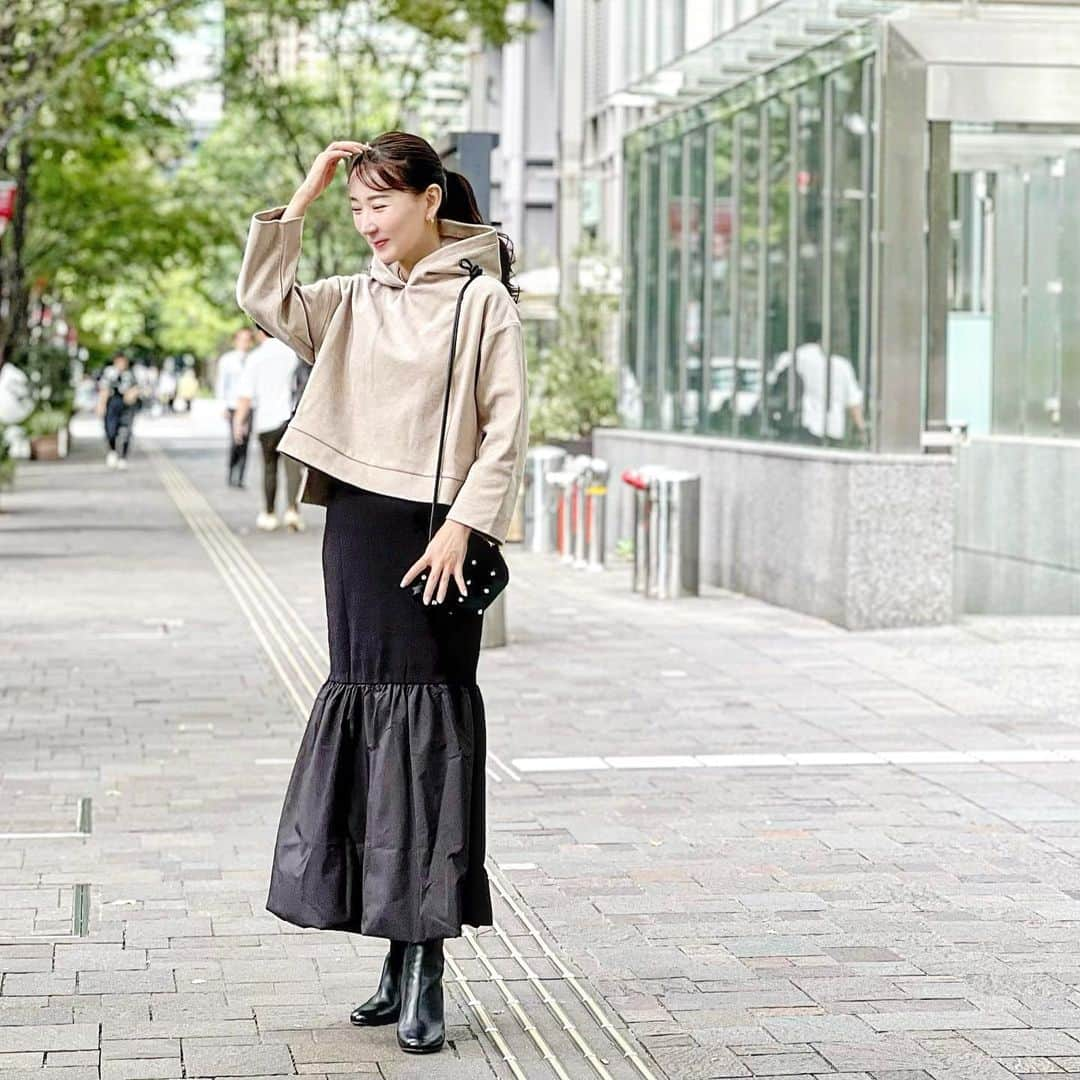 能美黎子のインスタグラム：「・ ＊パーカー： @edist.closet  ＊スカート： @andon_jionestore @limue_official  @threefourtime_official #threefourtime #スリーフォータイム  ＊バッグ： @tsurubymarikooikawa #tsurubymarikooikawa #ツルバイマリコオイカワ   #モノトーンコーデ #モード系ファッション #全身コーデ #30代コーデ #秋冬コーデ #大人カジュアル #大人フェミニン#大人かわいいコーデ #マーメイドスカート #着回しコーデ #お出かけコーデ #女子会ランチ #大人女子コーデ#パーカーコーデ #丸の内」