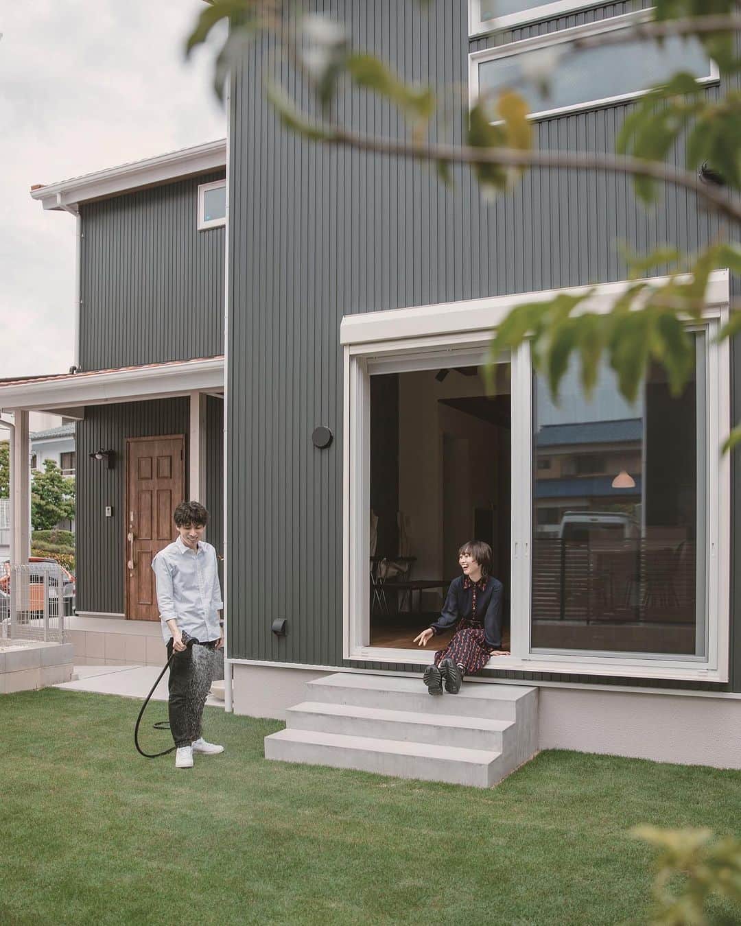 アンシンハウズさんのインスタグラム写真 - (アンシンハウズInstagram)「プライベート空間として活用できるお庭のある住まい🕊  外と中が繋がる暮らしを楽しむひと工夫。  室内もお施主様こだわり溢れる空間となりました◎  #外観 #木の家  －－－－－－－－－－－－－－－－ 📷その他施工例→@ansinhouse モデルハウスへご来場された方には 施工事例集のカタログをプレゼント！ －－－－－－－－－－－－－－－－ ☆LIXILメンバーズコンテスト2019　地域最優秀賞受賞 ☆LIXILメンバーズコンテスト2021　敢闘賞受賞 ☆2018年おもてなし企業認定 ☆ＢＳテレ東グロースの翼～350万社の奮闘記～ にてTV放送 －－－－－－－－－－－－－－－－ 🎪アンシンハウズ 愛知県豊田市、刈谷市、知立市、安城市 を中心に家族の心と体が癒される、 自然派健康住宅を手掛けている工務店です◎ 住まいのことならなんでもお任せください！ －－－－－－－－－－－－－－－－ 🙋‍♀️更新している中の人→@ans_hana09 ▶チャイルドマインダー ▶Webクリエイター ▶イラストレーター ▶収納アドバイザー ▶ルームスタイリストプロ －－－－－－－－－－－－－－－－  #アンシンハウズの家 #豊田市工務店 #刈谷市工務店 #無垢の木の家 #自然素材の家 #リノベーション #自然派健康住宅 #パッシブ #パッシブデザイン #パッシブデザイン住宅 #パッシブハウス #モデルハウス公開中 #豊田市注文住宅 #刈谷市注文住宅 #安城市注文住宅 #注文住宅 #外観デザイン #外構デザイン #お庭のある暮らし #芝生 #芝生の庭 #庭 #庭のある家 #庭を楽しむ」10月30日 13時02分 - ansinhouse