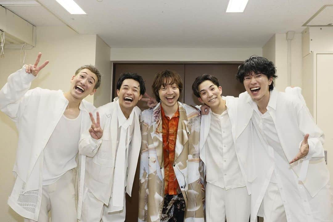 三浦大知のインスタグラム：「s**t kingz初武道館公演 参加させていただきました ダンスを愛し、音楽を愛し、常に全力で、丁寧に真っ直ぐ表現し続けている4人が生み出すライブ 本当に素晴らしかった 最高のライブでした そしてそんな大切なステージに呼んでもらえて心から幸せでした 本当に有難う これからも4人がどんな未知を創っていくのか、 めちゃくちゃ楽しみです 俺はお前たちの友であり、ライバルであり、大ファンだ！！！ シッキン最高🔥🔥🔥 @stkgz_official  @kazukistkgz  @noppo_stkgz  @oguristkgz  @shoji_stkgz  #stkgz #シッキン武道館 #マジ感謝 #感謝や感動など色んな想いがありすぎて文章にうまくまとめられないので残りの想いは4人を呼びつけて本人達にぶつけたいと思います #とりあえず飯いこ」