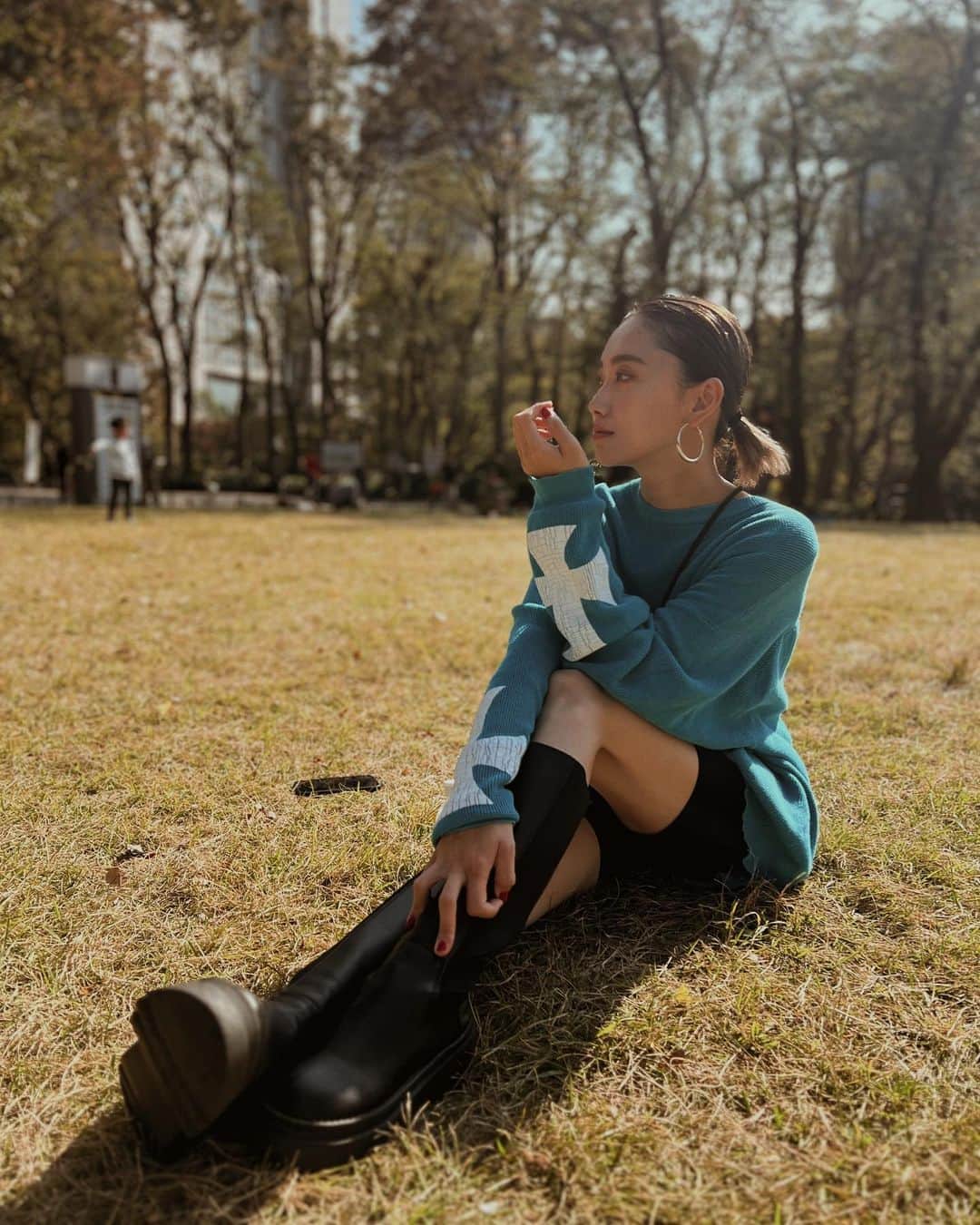 愛菜のインスタグラム：「💙🤍💙🤍 オーバーサイズのtopsは あえてLsizeでユニセックスで着れる😋 @tain_doublepush  #taindoublepush #streetstyle」