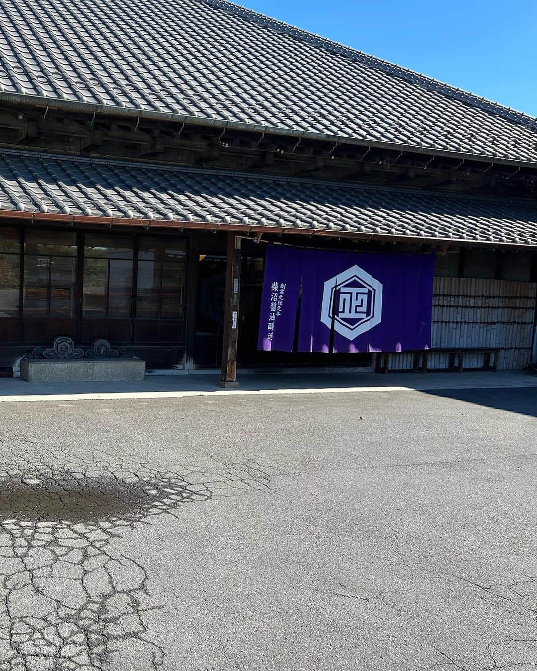 中川愛海さんのインスタグラム写真 - (中川愛海Instagram)「茨城県の柴沼醤油さんへ伺いました！ 300年以上続いている醤油蔵で、 徳川幕府の話しやどのようにして蔵が建てられたかなど思いが詰まった歴史の話しも聞かせていただきました。  教科書で見たことないような歴史、昔勉強したことあるような日本の食文化を改めて感じられやっぱり食の世界好きだなと実感。  最初から最後まで丁寧に柴沼会長(お父様)、柴沼さんがご案内していただき感謝しかないです😊 貴重なお時間をありがとうございます。 @ami_nakagawa_amyuran  @shibanuma  @hshibanuma  #茨城県  #茨城  #柴沼醤油  #柴沼醤油醸造  #たこ焼きくるり  #くるりたこ焼き  #中川愛海  #創業元禄元年芝沼醸造  #醤油醸造」10月30日 13時04分 - ami_nakagawa_