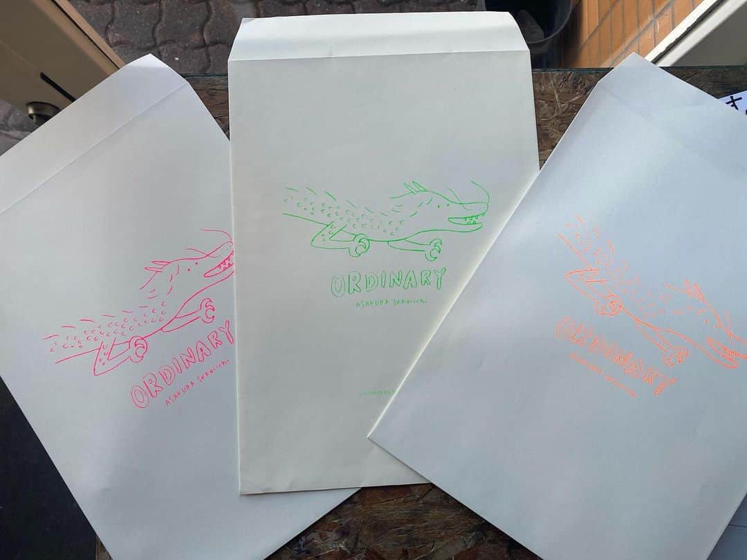朝倉世界一さんのインスタグラム写真 - (朝倉世界一Instagram)「「ORDINARY」のリソプリントはこちらの袋にお入れしています🐢 トランスポップギャラリーは月曜日、火曜日がお休みなので、ごちゅういください。休み明けて11月1日(水)の14時ごろから在廊します。お待ちしてます〜 #京都オーディナリー」10月30日 13時05分 - askura1