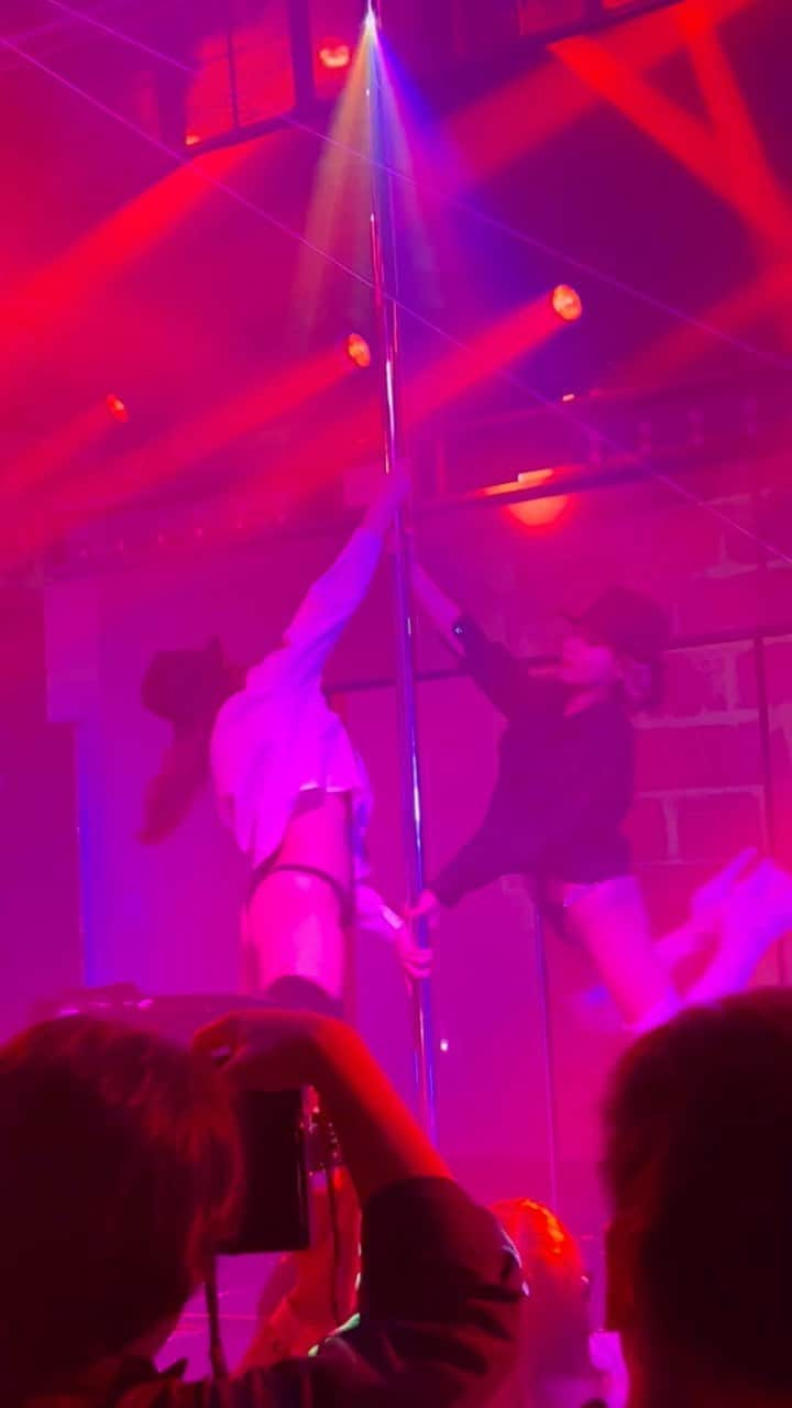 Rilyのインスタグラム：「Wpole🖤🖤🖤 #バーレスク東京#burlesquetokyo#show#poledance」