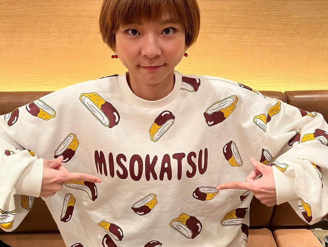 あこさんのインスタグラム写真 - (あこInstagram)「PUNYUSさんの総柄スエット！MISOKATSU！地域限定の総柄なんやけど、リバイバルして発売されるみたい☺️✨やっぱPUNYUSさんの総柄可愛い🥺❤️ イベントではお気に入りの柄を持って行って紹介しました🫛🍋色が鮮やかでピアスもお揃いであるのでお気に入り！宣材写真でも必ずこれ🫶🏻 #punyus #はらぺこツインズ」10月30日 13時07分 - harapeko__ako