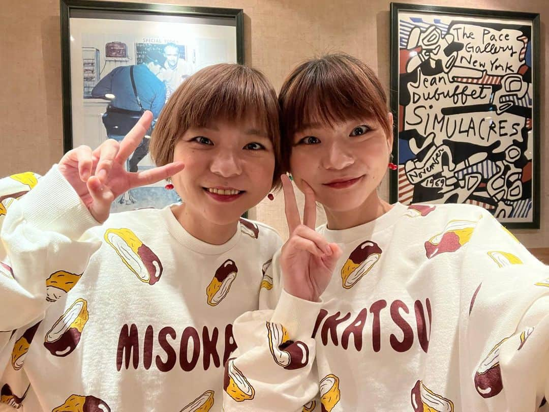 あこのインスタグラム：「PUNYUSさんの総柄スエット！MISOKATSU！地域限定の総柄なんやけど、リバイバルして発売されるみたい☺️✨やっぱPUNYUSさんの総柄可愛い🥺❤️ イベントではお気に入りの柄を持って行って紹介しました🫛🍋色が鮮やかでピアスもお揃いであるのでお気に入り！宣材写真でも必ずこれ🫶🏻 #punyus #はらぺこツインズ」