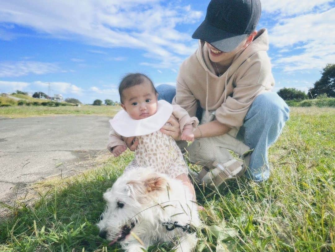 高橋菜生のインスタグラム：「. 初めての原っぱ🌱 早くみんなで走り回りたいね👶🏻🐶  空青くて緑が綺麗でいい写真！！」