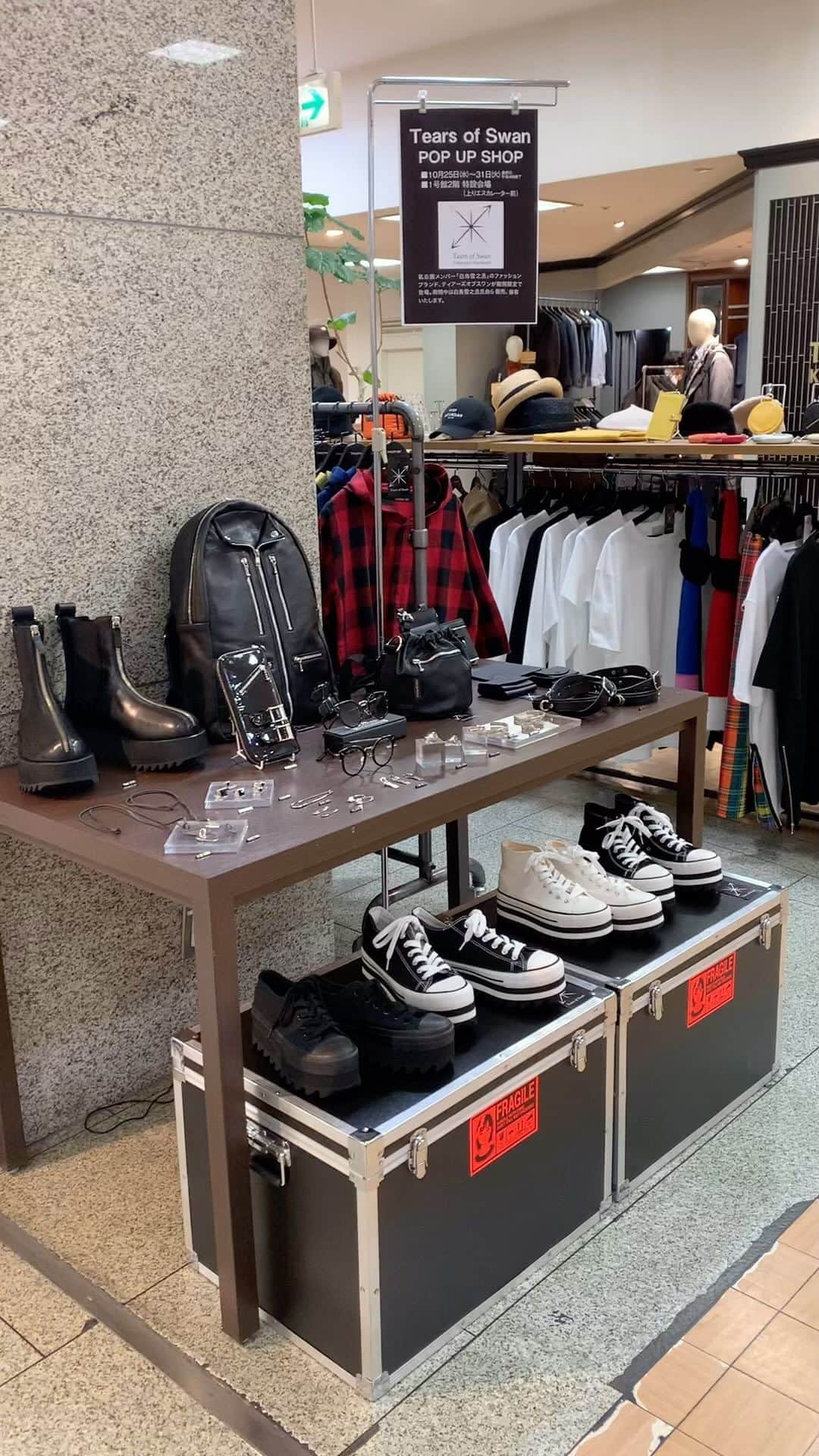 のインスタグラム：「Tears of Swan POP UP SHOP TOUR@山形屋、6日目です!!  新作アイテム、コラボアイテム等もご用意して、7日間店頭にて皆様のご来店をお待ちしておりますので宜しくお願い致します😊🏬  Tears of Swan POP UP SHOP TOUR 2023 in KAGOSHIMA  DAY:2023.10/25(wed)〜31(tue) TIME:10:00〜19:00  　　　※最終日は17時迄の営業です PLACE: 鹿児島市金生町3-1   山形屋 1号館2階エスカレーター前特設会場 TEL: 03-6303-2056(お問い合わせ/Tears of Swan atelier shop) WEB: https://www.yamakataya.co.jp/  @tears_of_swan  #tearsofswan  #popupshoptour #popupshop @yamakataya  @yamakataya.gent  #山形屋 #鹿児島」