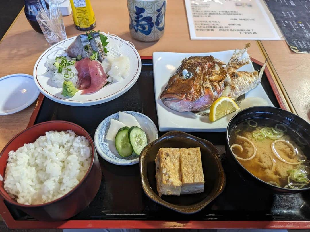 大和ヒロシさんのインスタグラム写真 - (大和ヒロシInstagram)「昼食は千葉県富津市に在るひろ寿司にて、1,210円の本日の定食。  「何がでるかお楽しみ！」 とメニューに書いてありましたが、これはあまりに予想外！ 最高の昼食となりました！ #ひろ寿司 #富津市」10月30日 13時17分 - yamatohiroshi