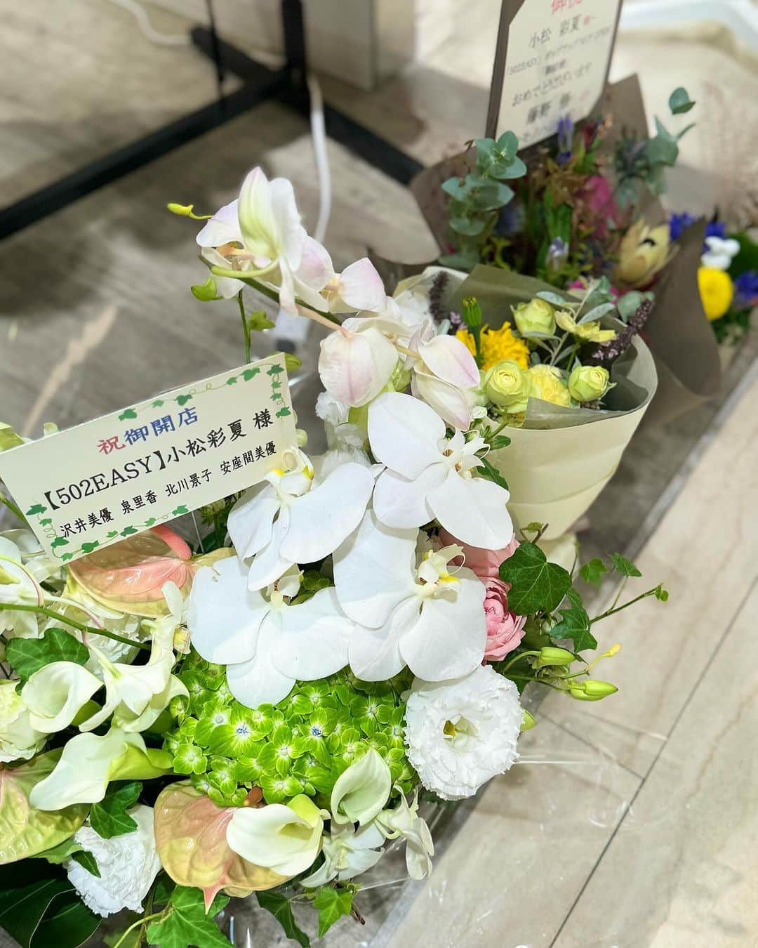 小松彩夏さんのインスタグラム写真 - (小松彩夏Instagram)「⁡ ⁡ 【502EASY POPUP STORE】 5日間無事に終了しましたー👏‼️ ⁡ 最終日は今回コラボをしてくれた 望蘭ちゃんが来てくれました〜❣️ ⁡ 『TGC teen ICHINOSEKI 2023』でご一緒させていただいてから本当に仲良くしてくれる望蘭ちゃん💕 ⁡ みんなから愛される望蘭ちゃんの可愛らしい魅力に来たお客さんは更にメロメロになっていました😍笑 ⁡ 私も沢山遊んでもらって嬉しかったな☺️💕 ⁡ そして今夜21:00より（少しズレるかもですが💦） PARCO販売アイテムの中から再販予定のないアイテムのみ「502EASY」公式サイトにて販売いたします✨ ⁡ 本日より販売スタートのアイテムは、こちらの機会を逃されるとその後、ご購入できないアイテムばかりとなりますので、PARCOにご来店いただけなかったお客様はもちろん、ご来店、並びに、ご購入くださったお客様も買い逃されたアイテムや追加アイテムとしてご購入いただければ嬉しいです🥰 ⁡ 【502EASY POPUP STORE】についてはまた 色々UPしていきますね📷✨ ⁡ 来てくださったみなさん 改めて本当にありがとうございました🥹❤️ ⁡ ⁡ ————————————— ⁡ ⁡ #502EASYコーデ #小松彩夏 #こまっちゃん #ストリート系女子 #ストリートファッション #ストリートコーデ #カジュアルファッション #カジュアルコーデ #大人ストリート #ボーイッシュコーデ#大人カジュアル #モノトーンコーデ #モノトーン」10月30日 13時10分 - official_ayaka_502